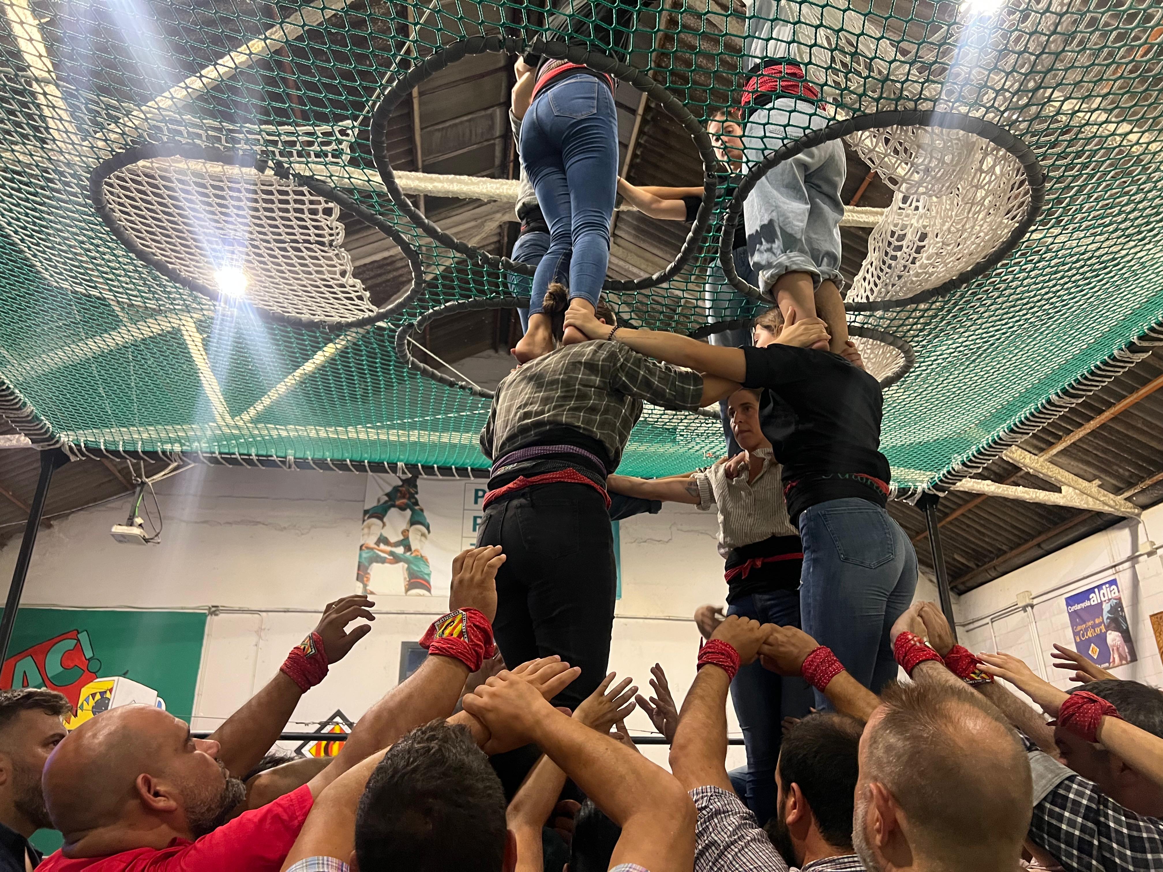 Els castellers treballen les posicions dels diferents pisos de les construccions. FOTO: Judit Josa