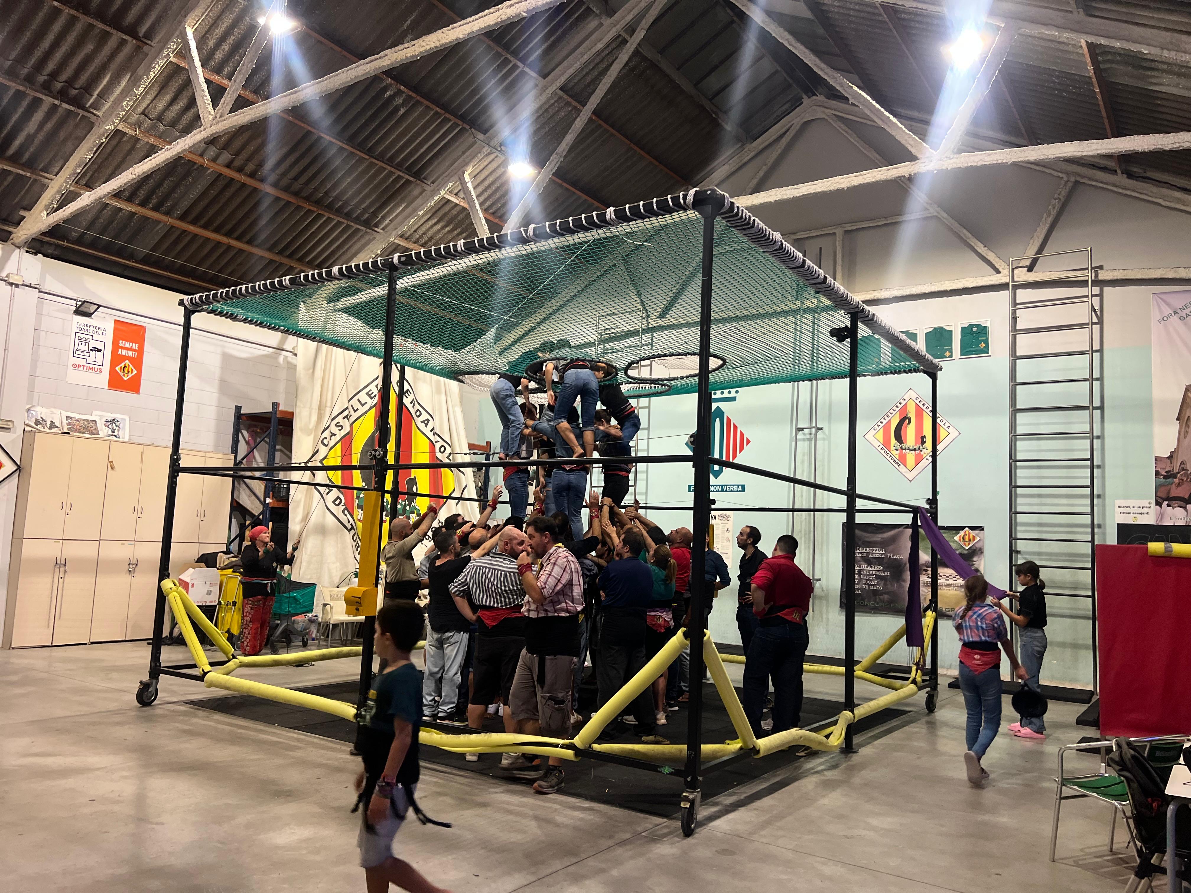 La xarxa d’assaig permet treballar les construccions amb seguretat al local de la colla. FOTO: Judit Josa