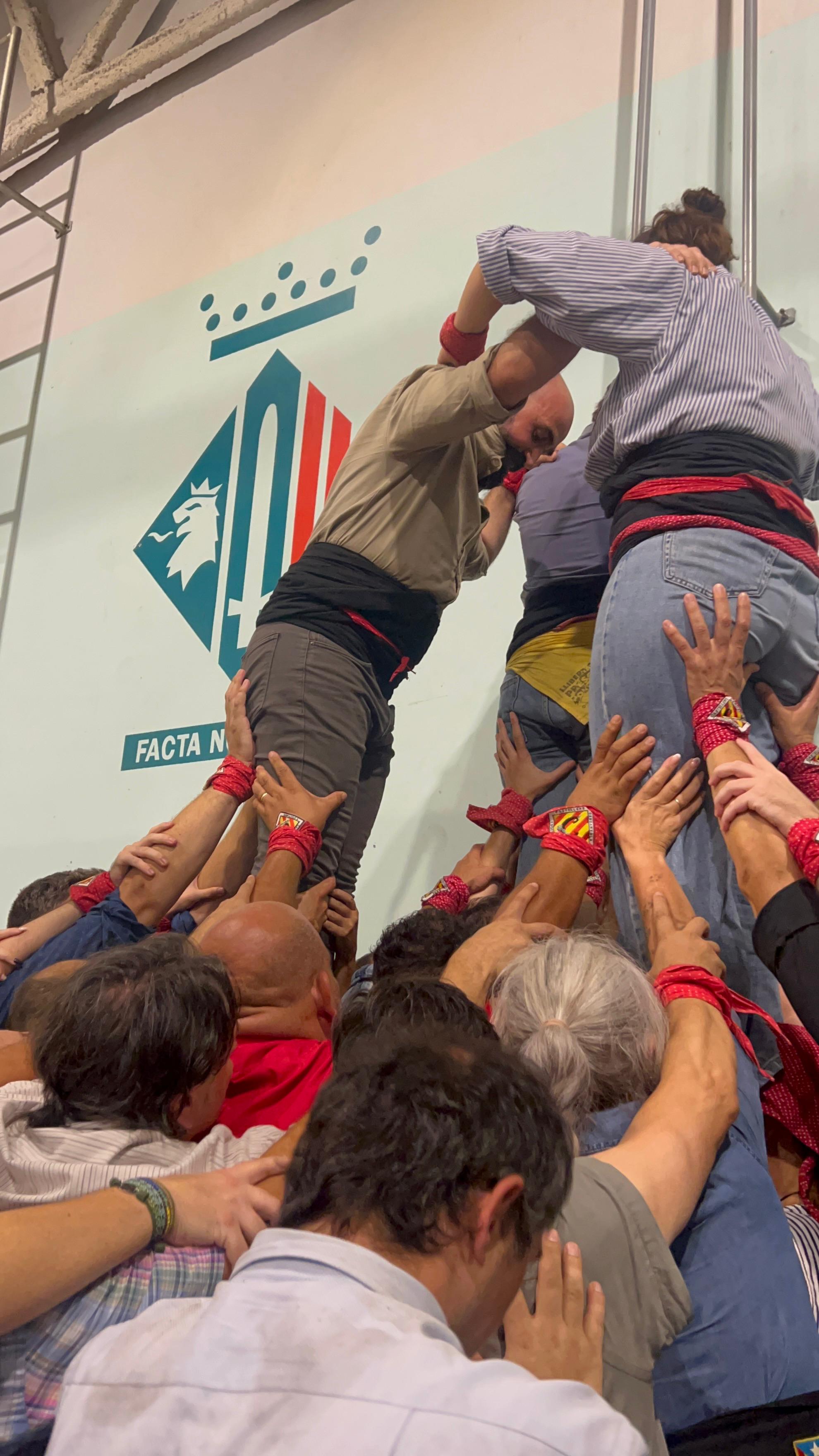 La pinya sosté una de les proves durant l’assaig d’aquest dimecres. FOTO: Judit Josa