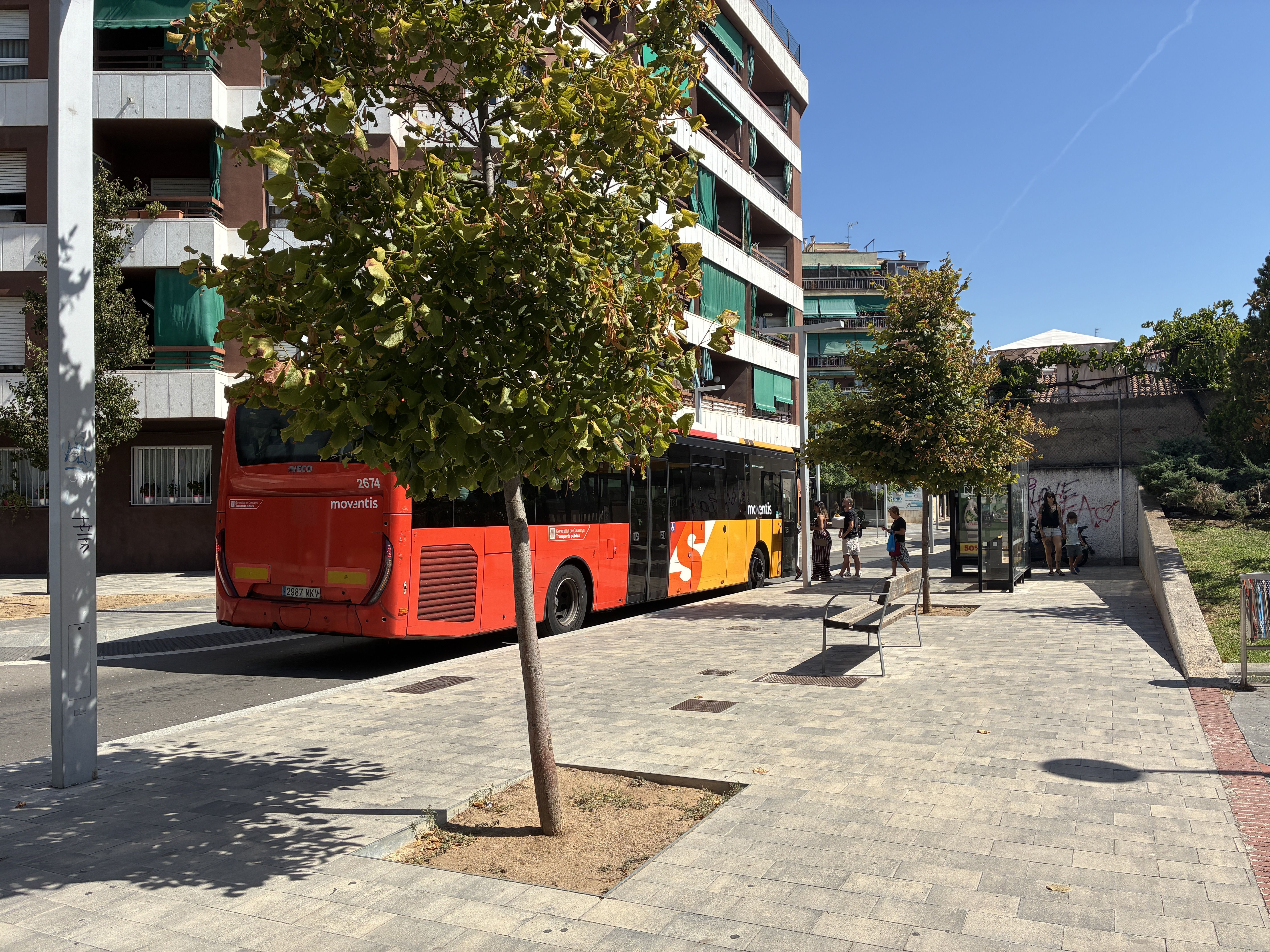 Un autobús e3 en el seu pas pel carrer de Santa Marcel·lina. Foto: Laia Jubany