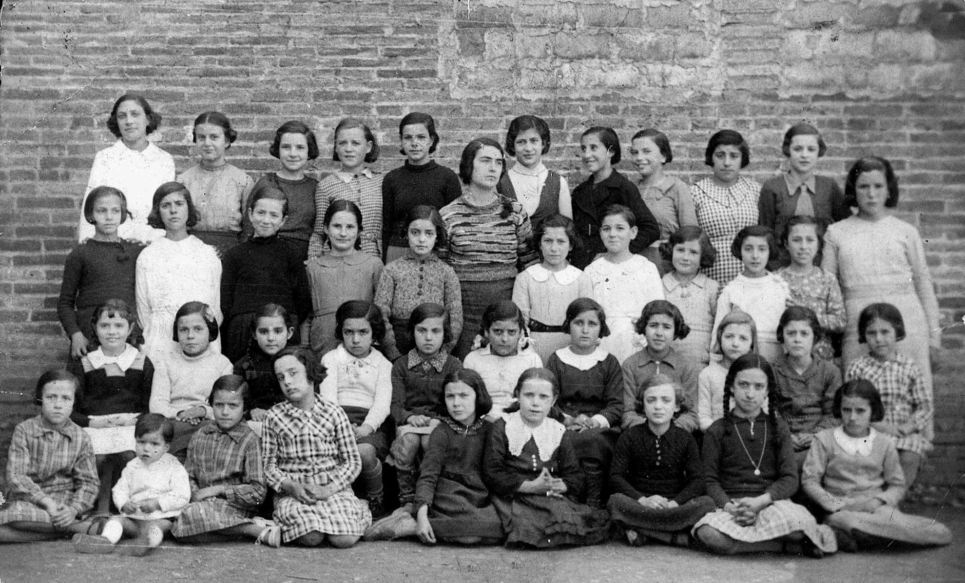 Alumnes de les Escoles Nacionals de Cerdanyola cap a 1935. A la fila superior, la primera per l'esquerra és Pilar Farell. FOTO: Núria Xifré Casamitjana / Col·lecció L'Abans / Diputació de Barcelona
