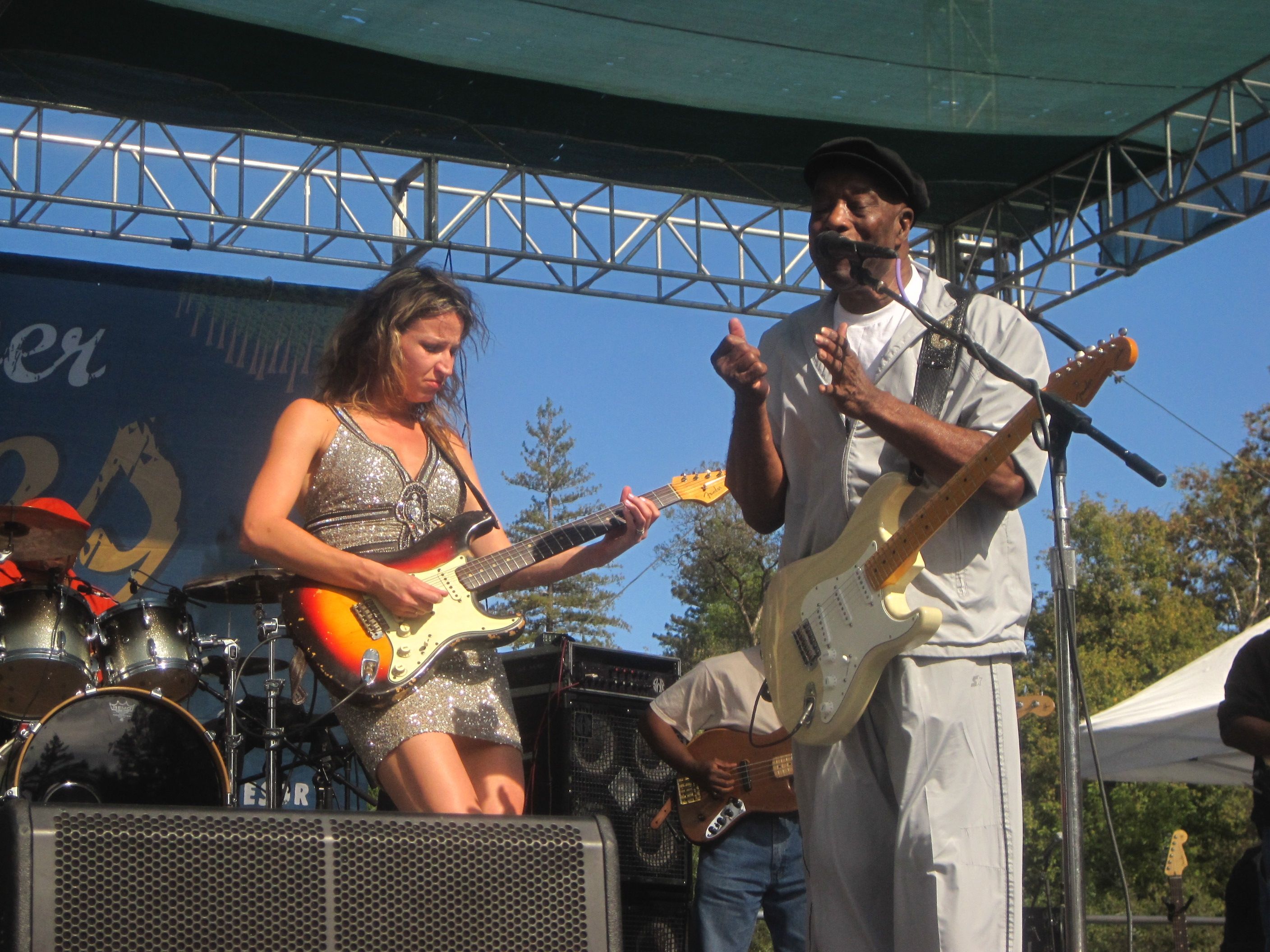 Ana Popovic improvisant amb Buddy Guy al Russian River Blues Festival de 2011, a Guerneville (Califòrnia). FOTO: Angrylambie / Wikimedia Commons (CC BY-SA 3.0)