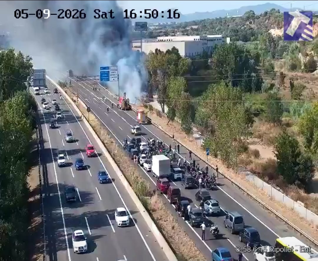 L’incendi de vegetació ha obligat a tallar la C-58 en sentit nord a l’altura de Ripollet. FOTO: Servei Català de Trànsit