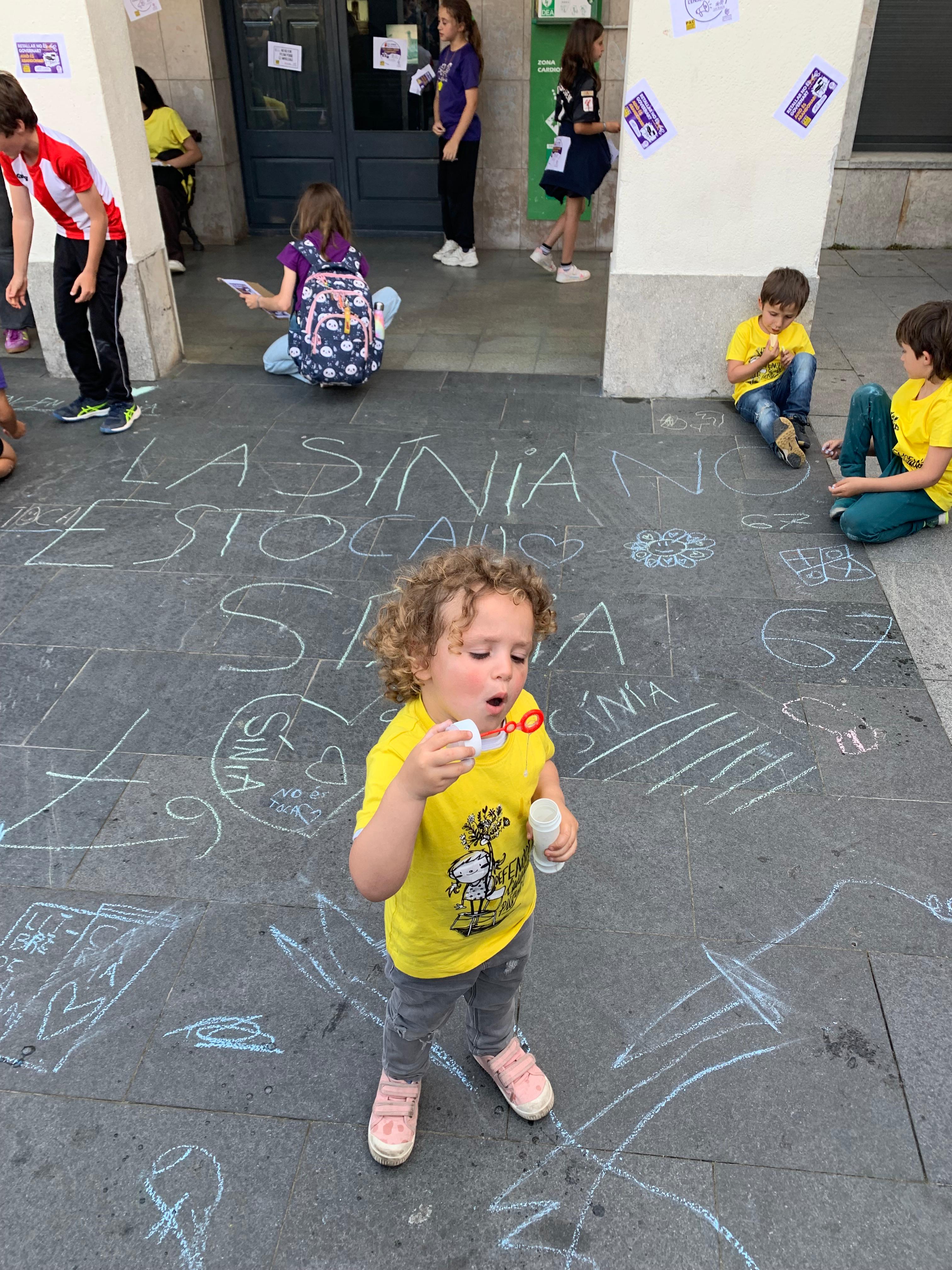 Una nena fa bombolles durant la concentració en defensa de l'educació pública i contra la retallada d'una línia a La Sínia, el 30 d'abril. FOTO: Judit Josa