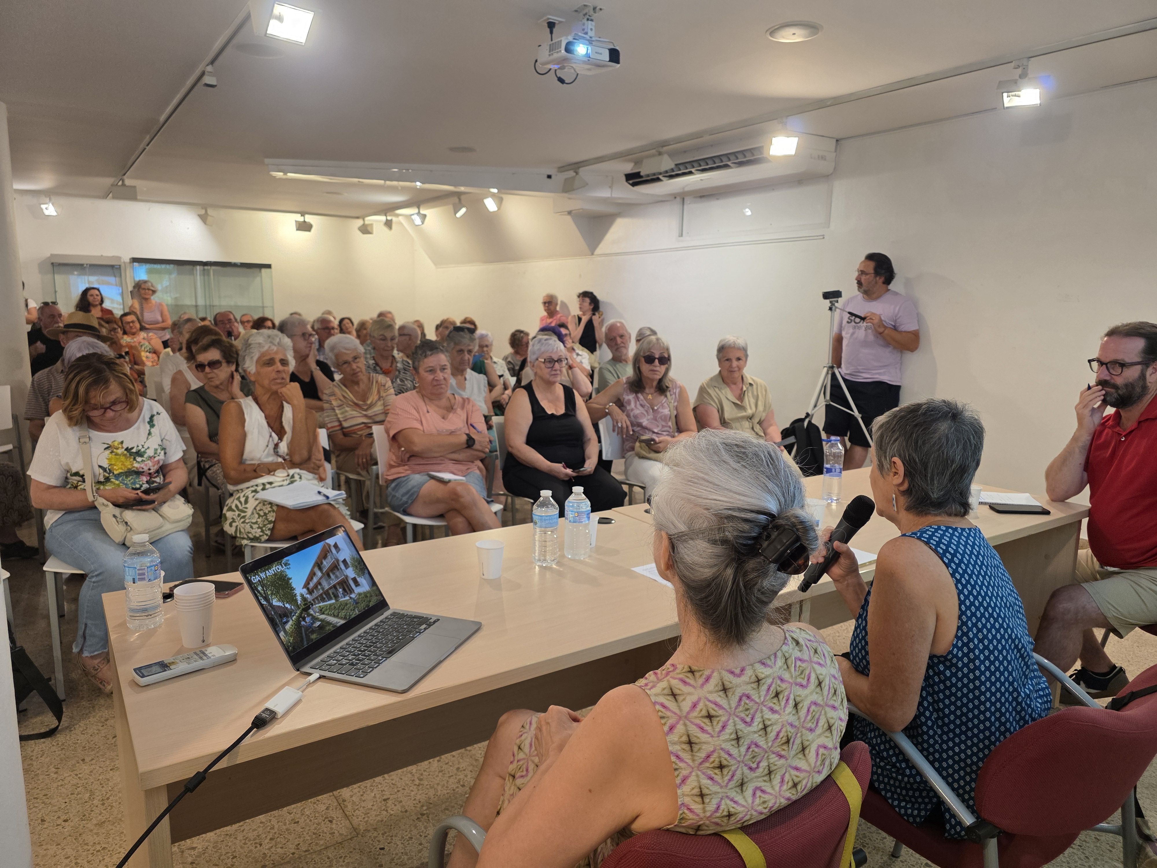 Sala de l'Ateneu plena per conèixer el projecte Ca n’Antolí, que es torna a presentar aquest divendres 2 d'octubre. FOTO: Marc Mata (periodista del TOT)
