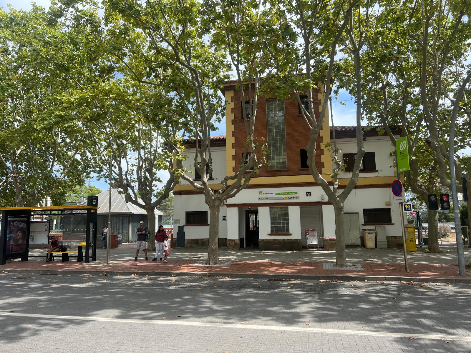 Parada de la línia CV5 davant l'estació d'FGC de Bellaterra, a la plaça del Pi. FOTO: Judit Josa