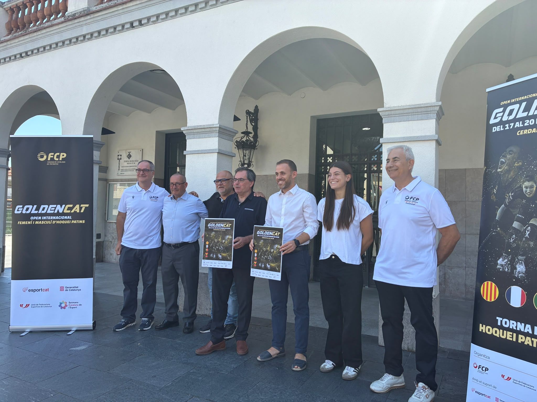 D'esquerra a dreta: Jordi Camps, seleccionador; Agustí Birbe, Cerdanyola CH; Oscar Pons, regidor d'Esports; Carlos Cordón, alcalde; Dana Antón, Cerdanyola CH; i Benjamí Pons, seleccionador. Foto: Laia Jubany