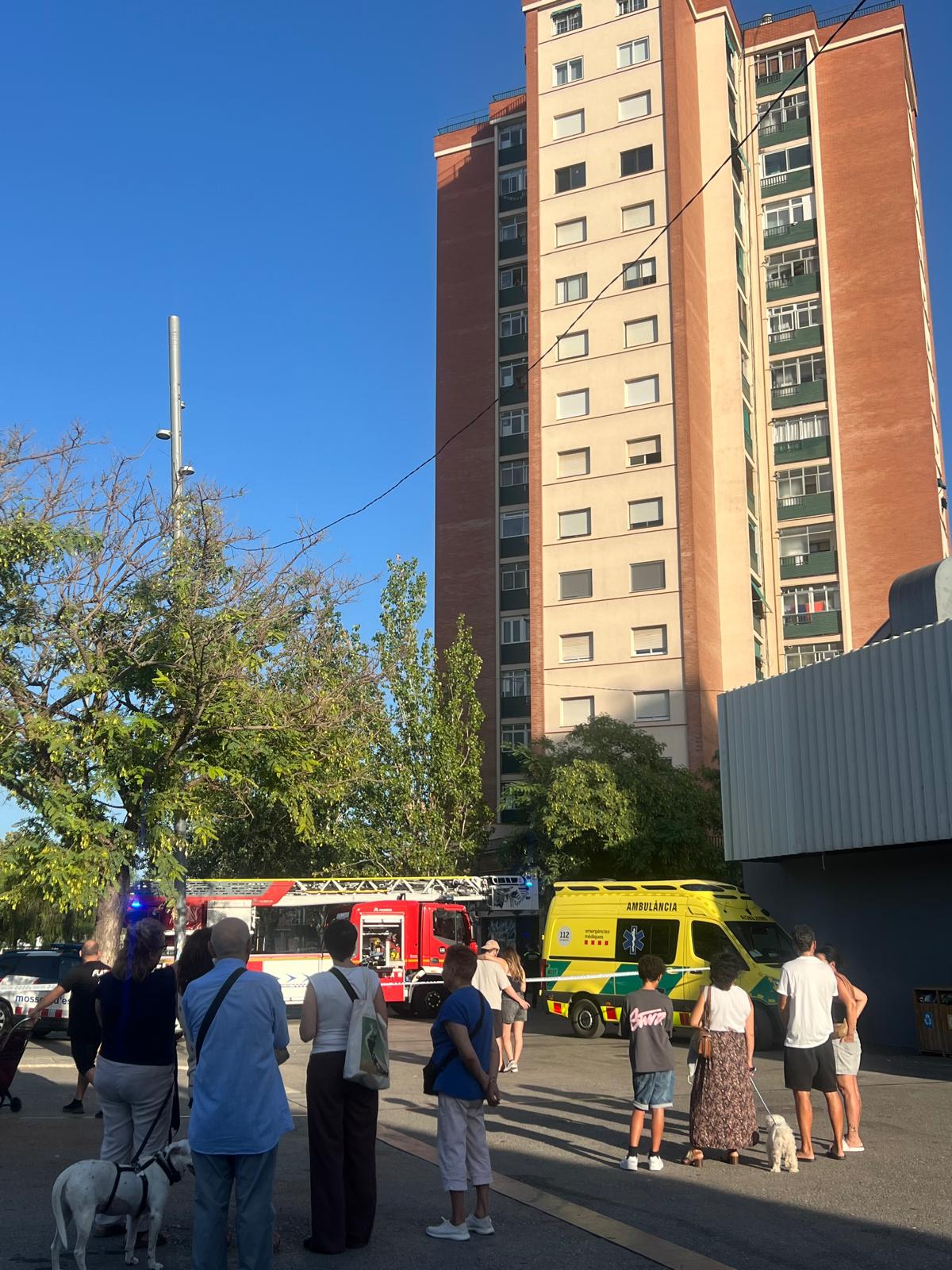 Veïns al carrer mentre els serveis d’emergències treballaven al bloc afectat per l’incendi. FOTO: Judit Josa