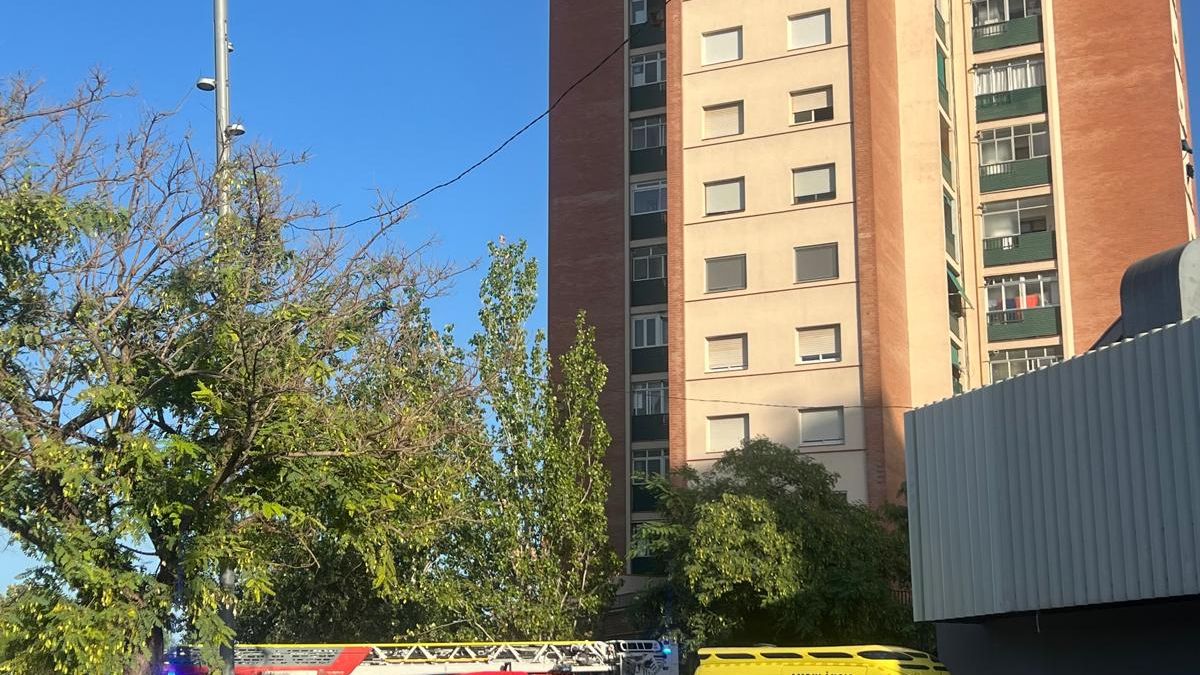 Un incendi en un pis obliga a evacuar una vintena de veïns a les Fontetes