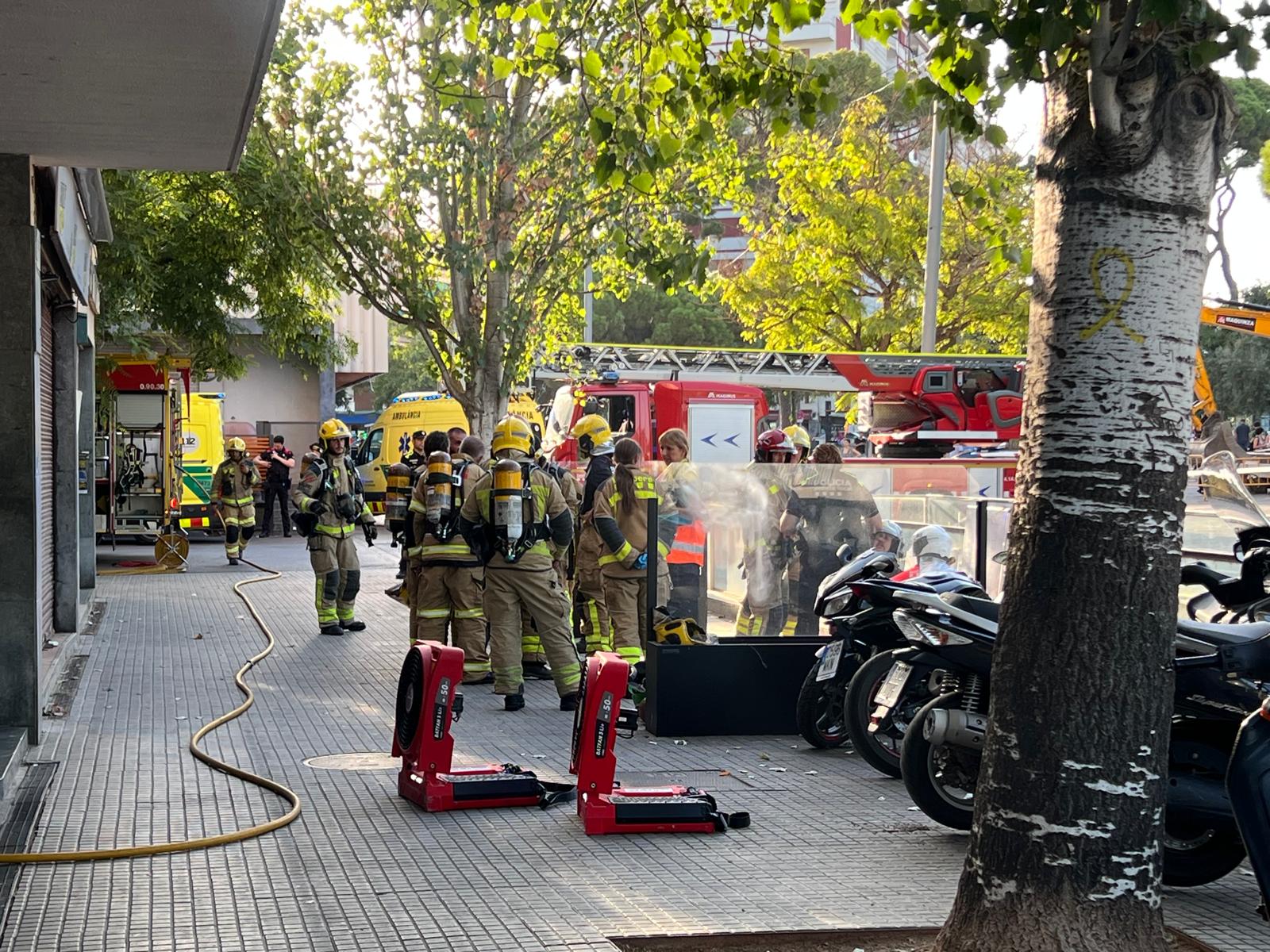 Efectius dels Bombers treballant després de l’incendi en un habitatge de les Fontetes. FOTO: Judit Josa