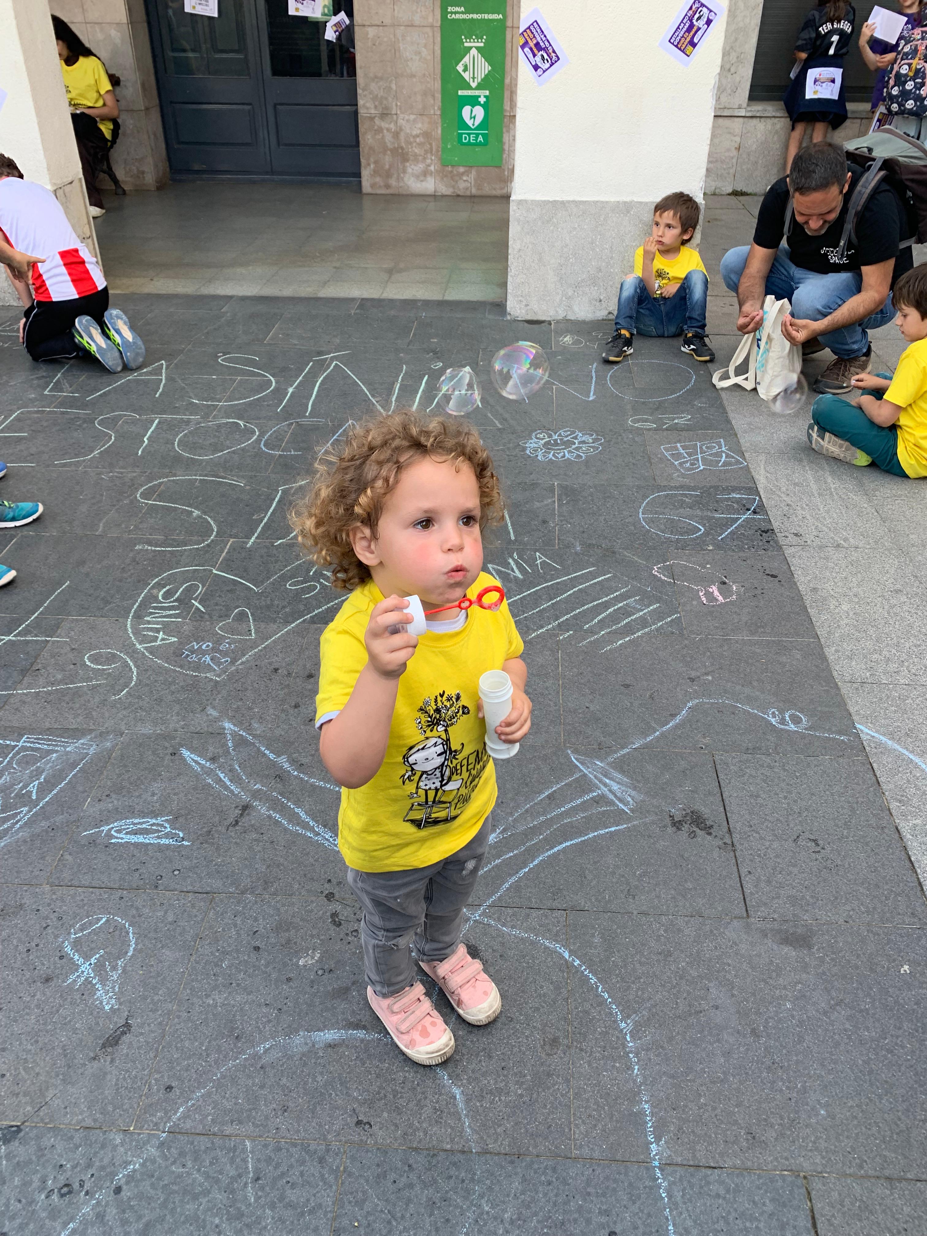Una nena fa bombolles durant una protesta de La Sínia el curs passat, abans d’un nou curs que torna a començar amb mobilitzacions. FOTO: Judit Josa