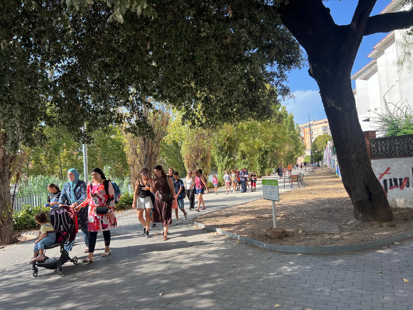 Famílies i alumnes surten d’una escola de Cerdanyola aquest dimarts 8 de setembre, primer dia del curs. Les classes se suspenen dimecres per la previsió de mal temps. FOTO: Judit Josa