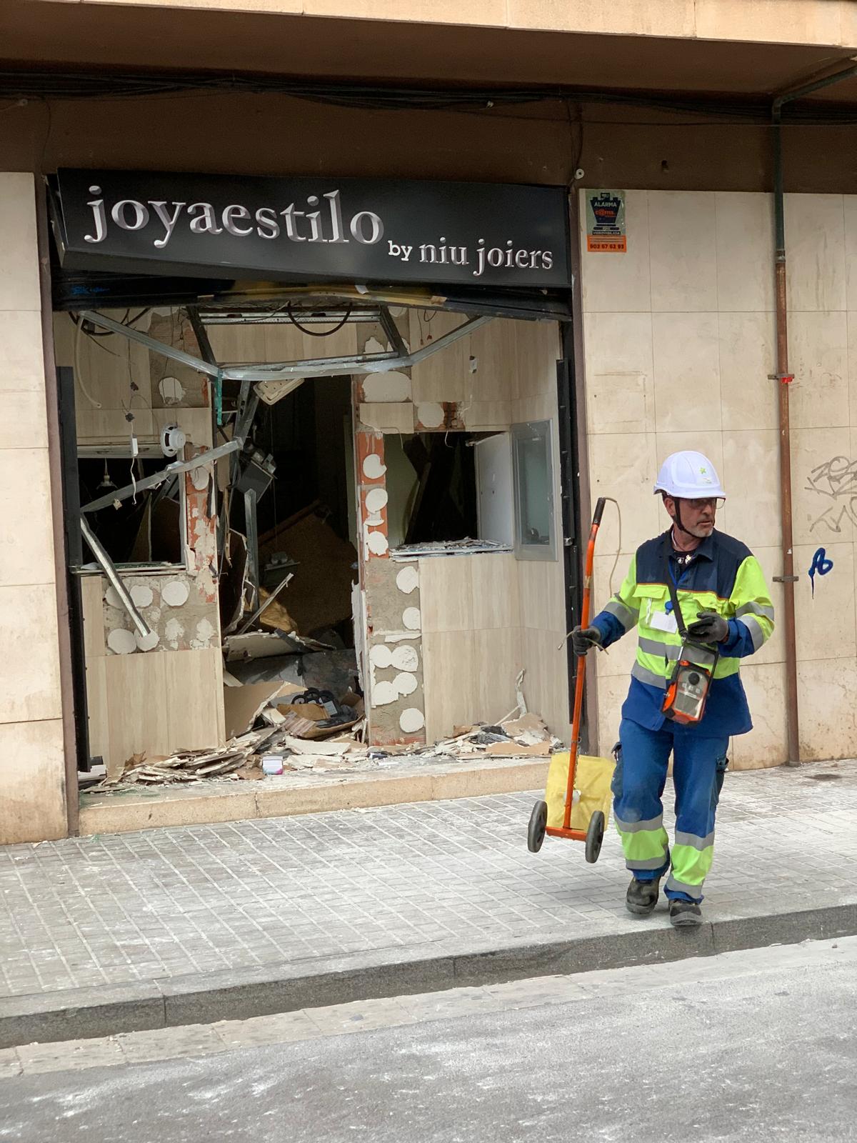 L’explosió ha destrossat l’interior de la joieria del carrer de Sant Antoni. FOTO: Judit Josa