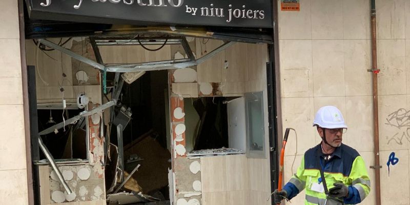 L’explosió ha destrossat l’interior de la joieria del carrer de Sant Antoni. FOTO: Judit Josa
