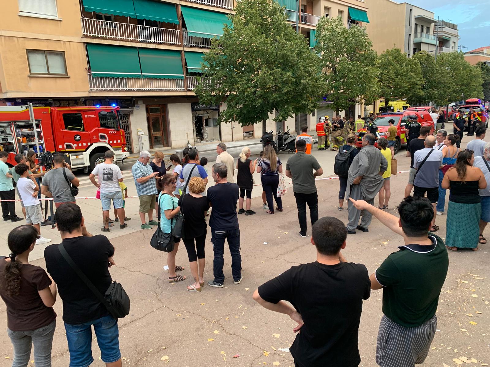 Un ampli dispositiu d’emergències treballa davant del local afectat per l’explosió. FOTO: Judit Josa