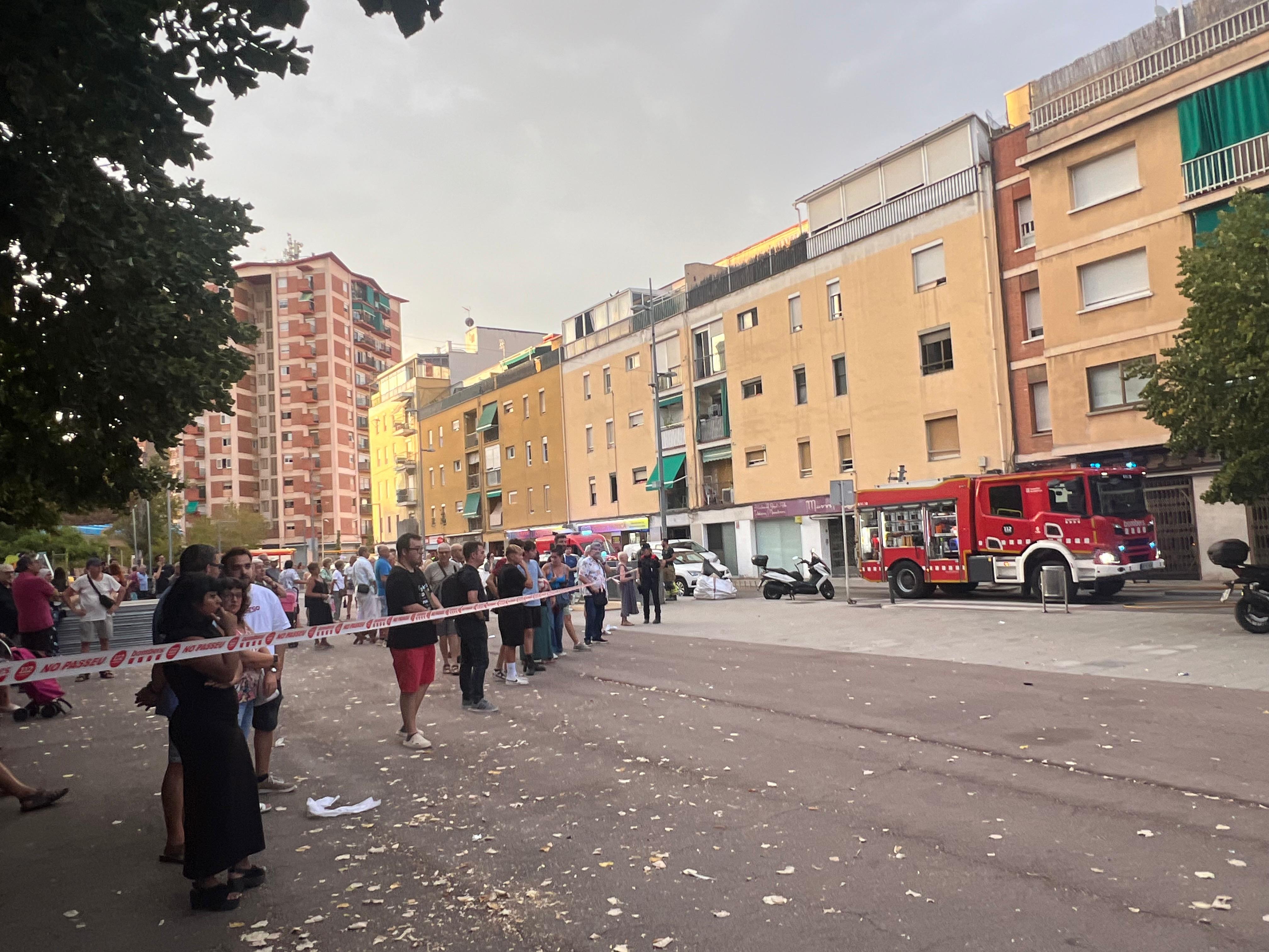 Els Bombers han precintat part de la plaça de la Constitució durant l’operatiu. FOTO: Judit Josa