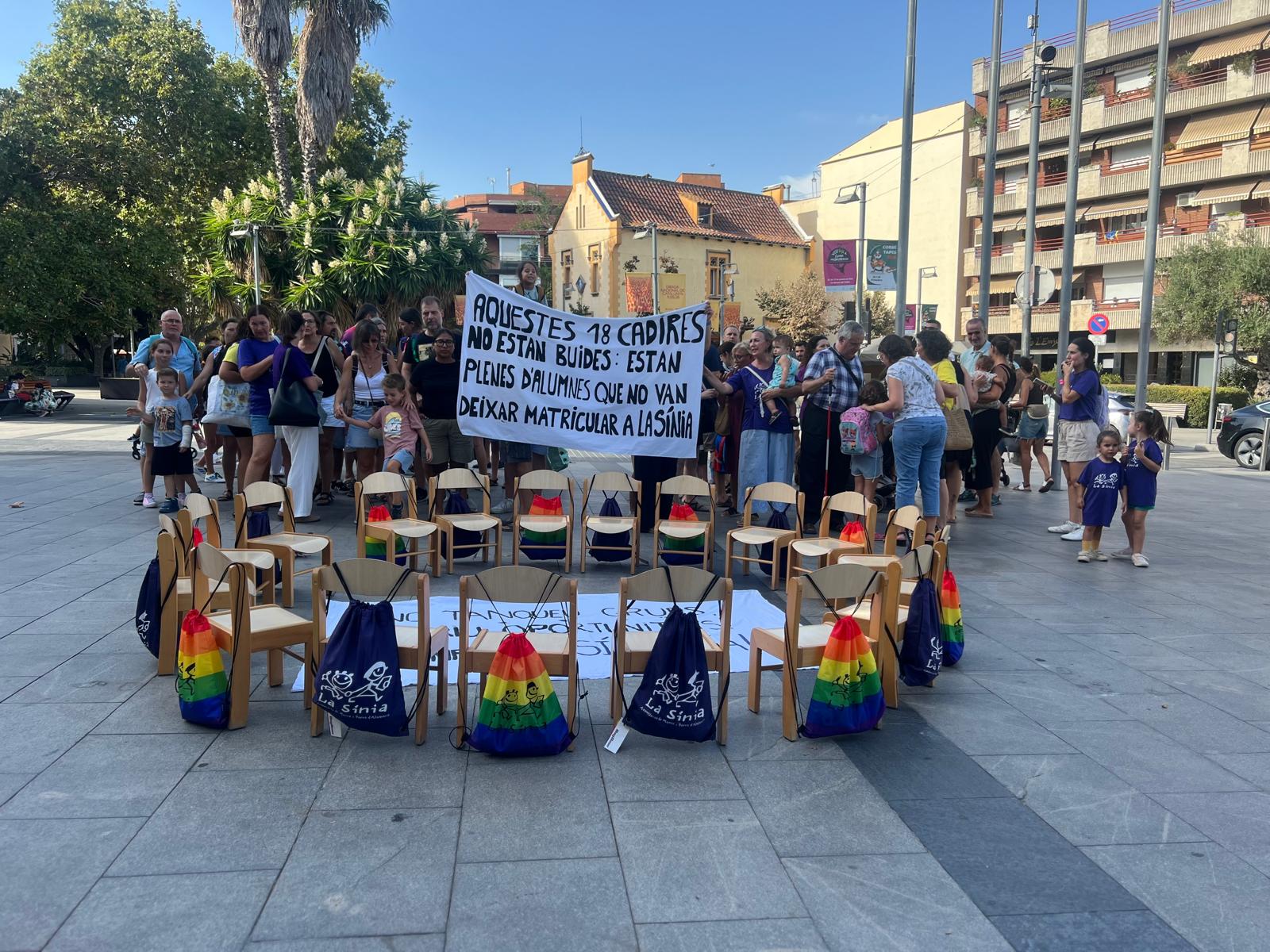 Les 18 cadires i motxilles simbolitzen les places del segon grup d’I3 que La Sínia reclama recuperar. FOTO: Judit Josa