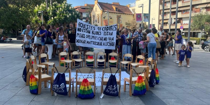 Les 18 cadires i motxilles simbolitzen les places del segon grup d’I3 que La Sínia reclama recuperar. FOTO: Judit Josa