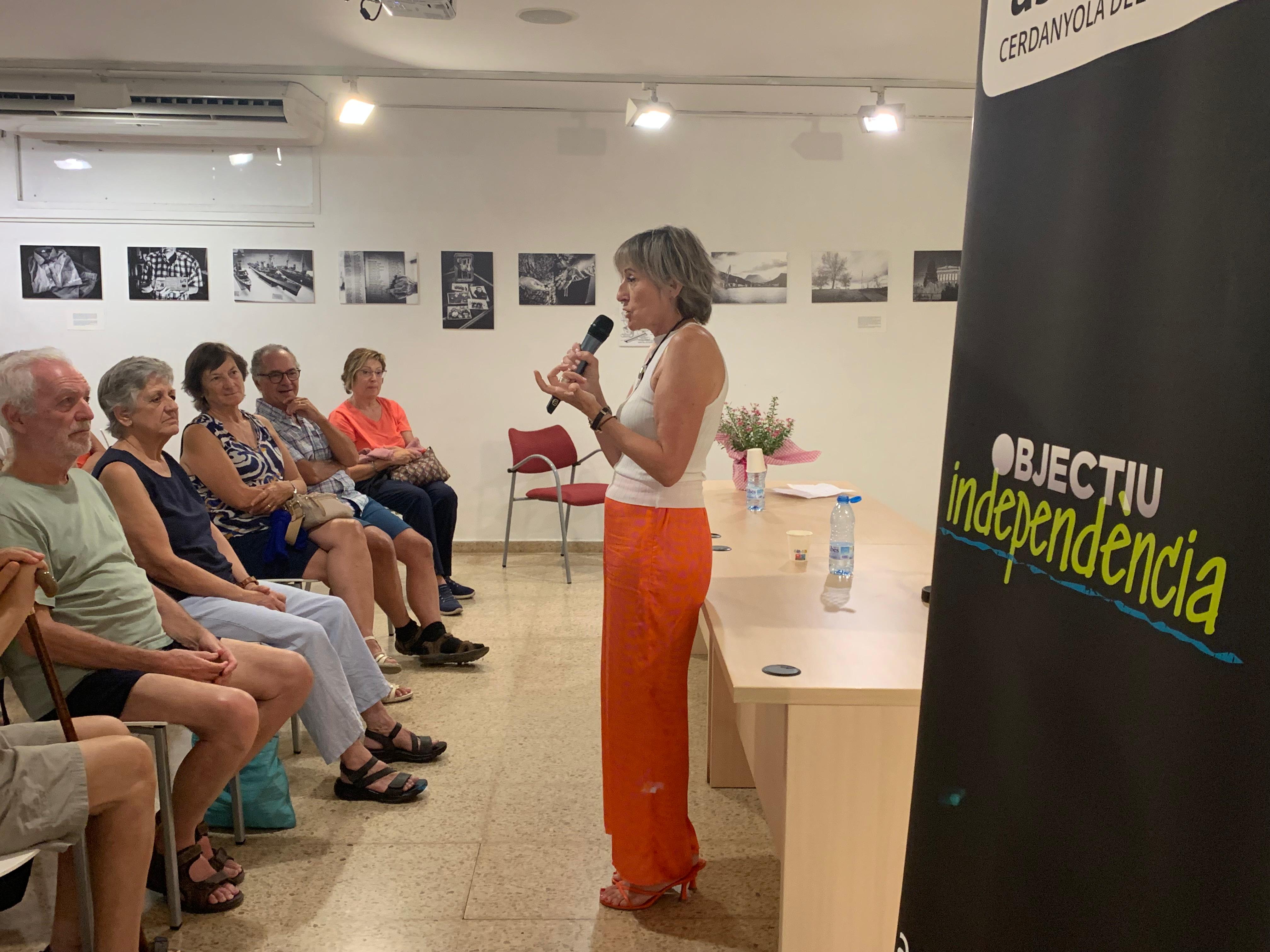 Carme Forcadell durant la xerrada sobre el futur de l’independentisme a Cerdanyola. FOTO: Judit Josa