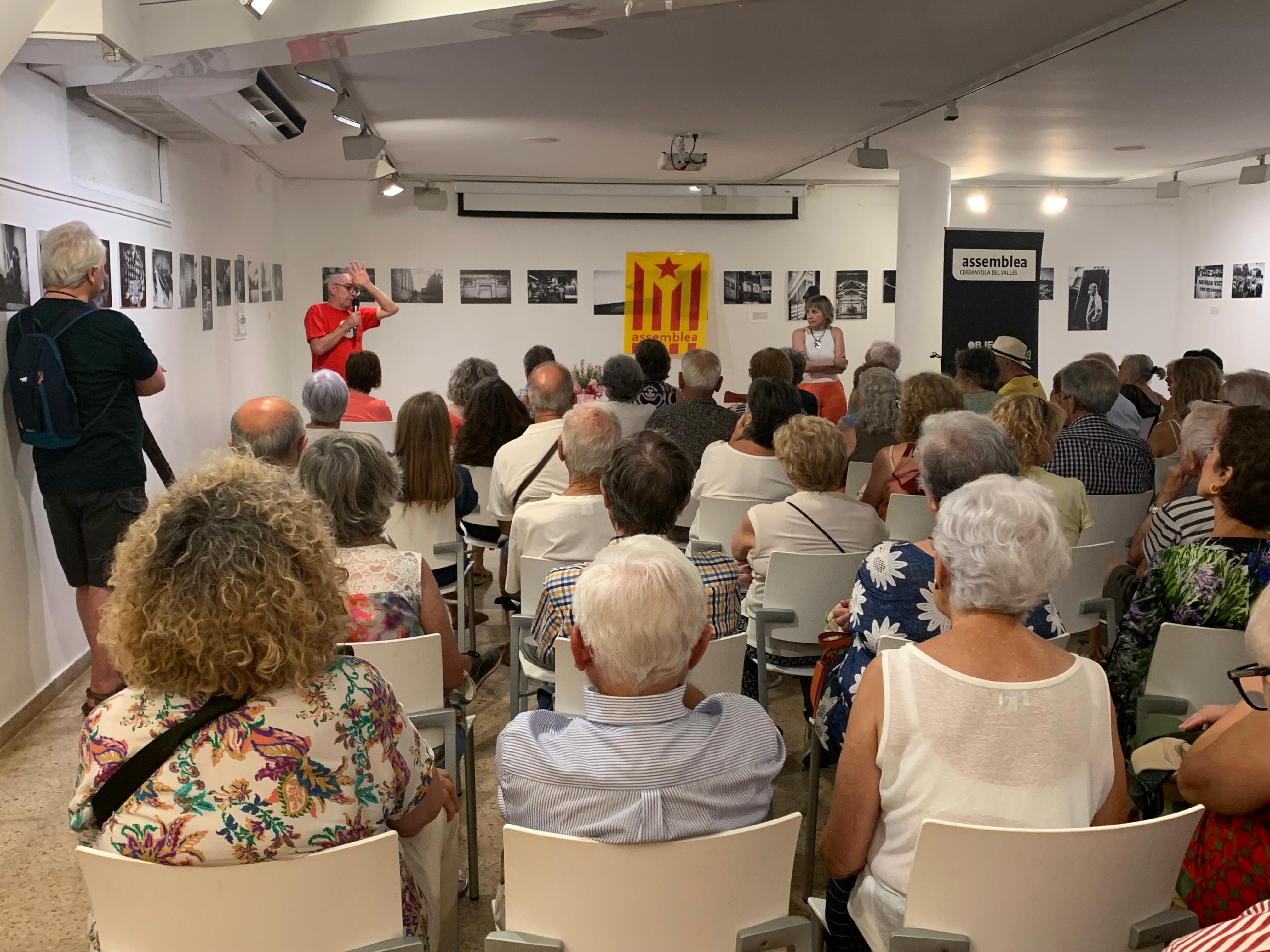 Més de 80 persones van omplir la Sala 22 de l’Ateneu per escoltar Carme Forcadell. FOTO: Judit Josa