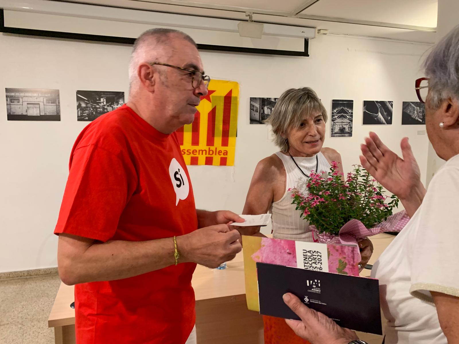 Jaume Sobrevals, membre de l’executiva de l’ANC de Cerdanyola, amb Carme Forcadell abans de l’acte. FOTO: Judit Josa