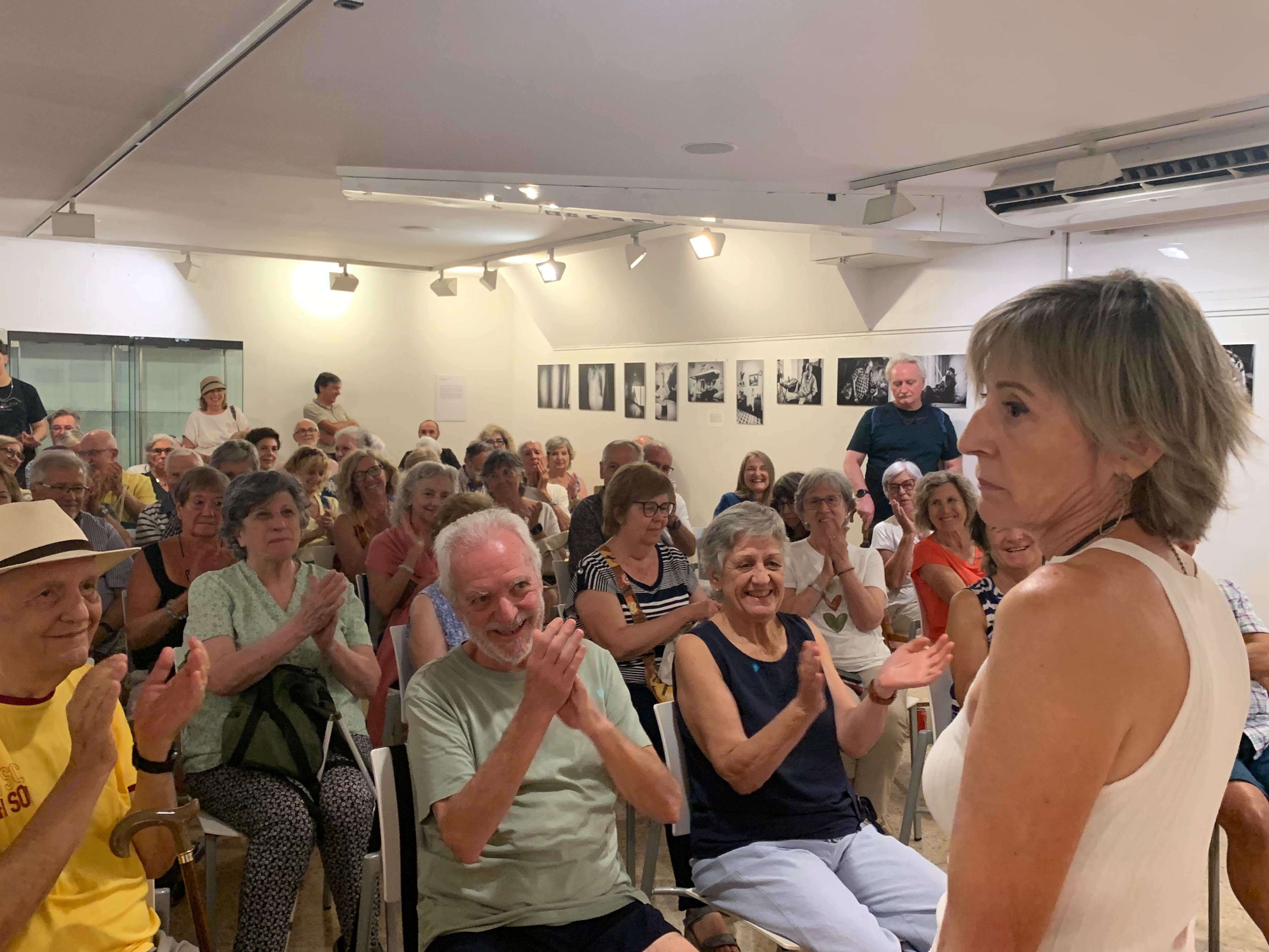 El públic aplaudeix Carme Forcadell durant l’acte celebrat aquest dimarts a l’Ateneu. FOTO: Judit Josa