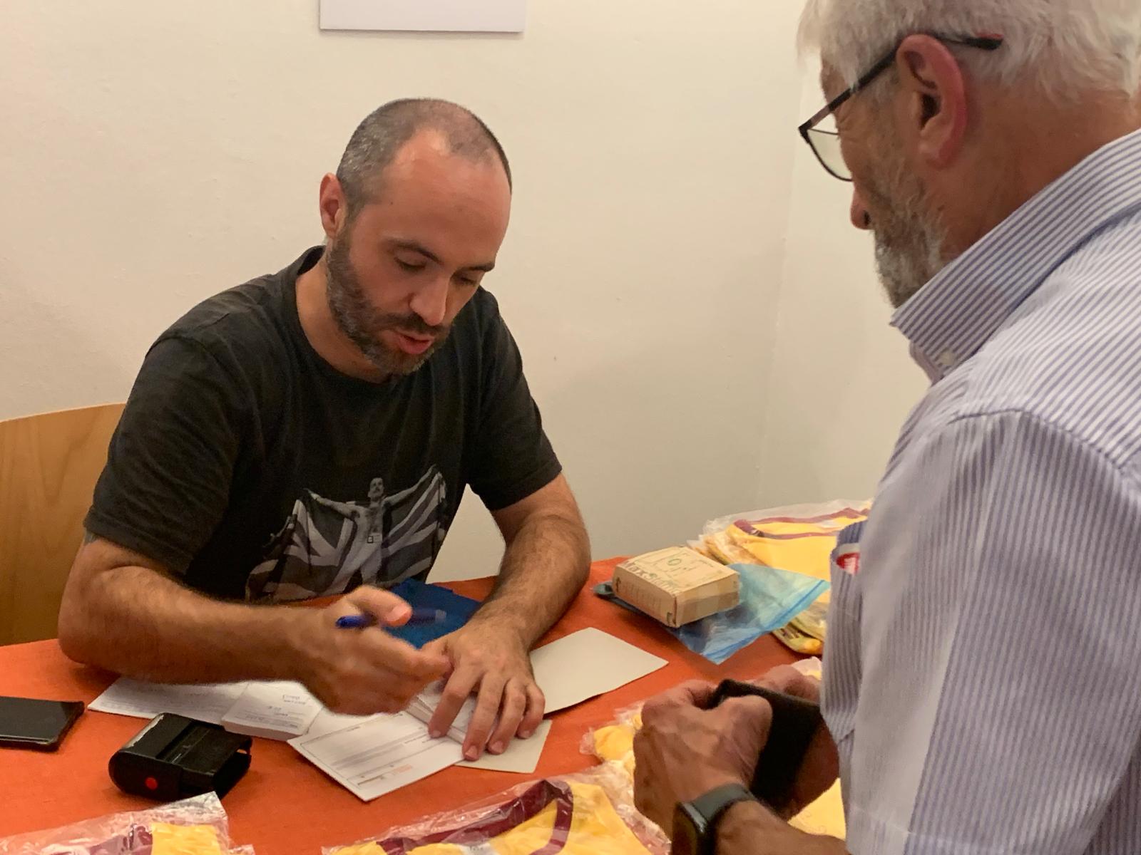 Les últimes samarretes de l’ANC per a l’Onze de Setembre es van vendre en acabar l’acte. FOTO: Judit Josa