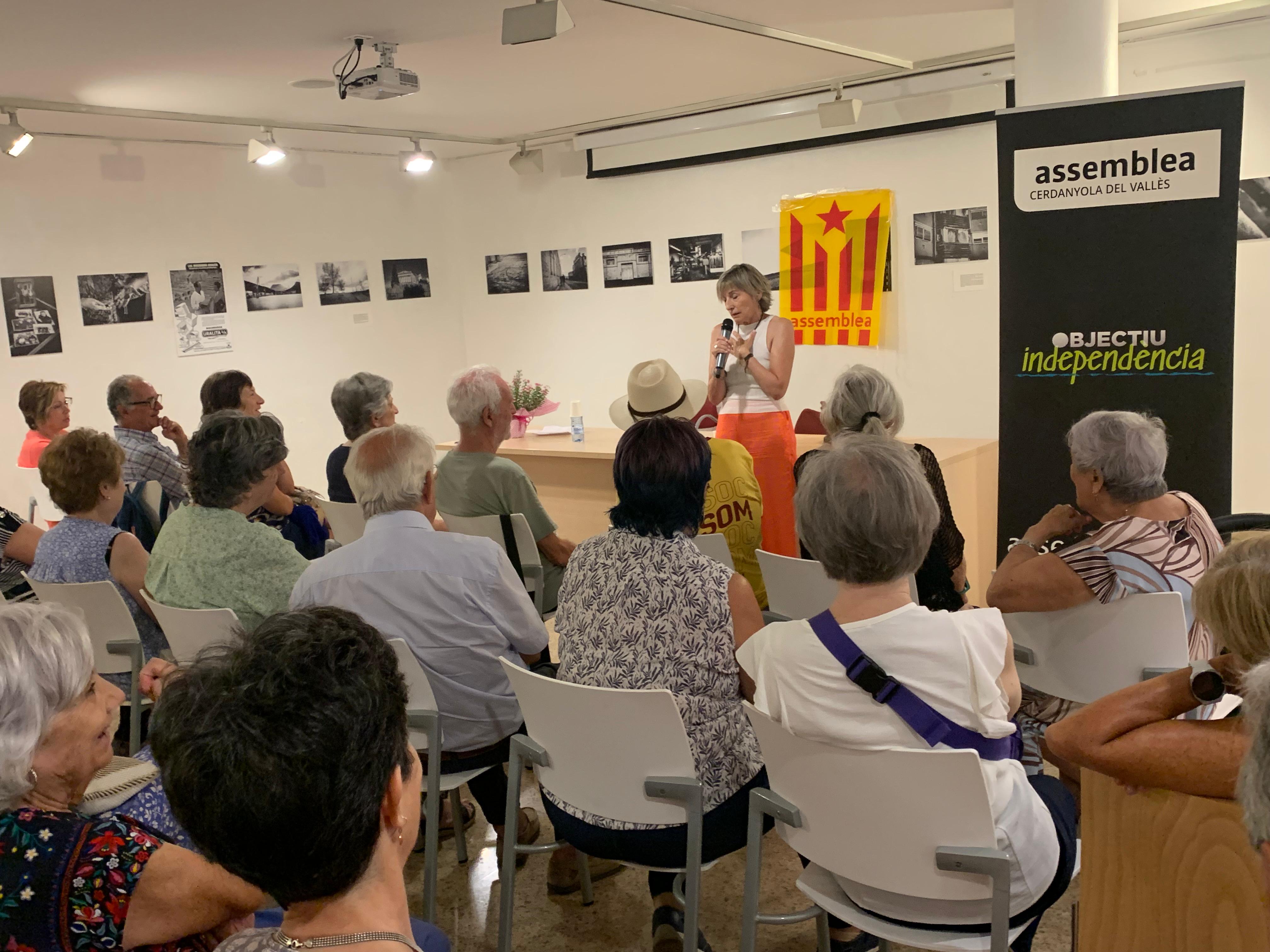 Carme Forcadell durant la xerrada sobre el futur de l’independentisme a Cerdanyola. FOTO: Judit Josa