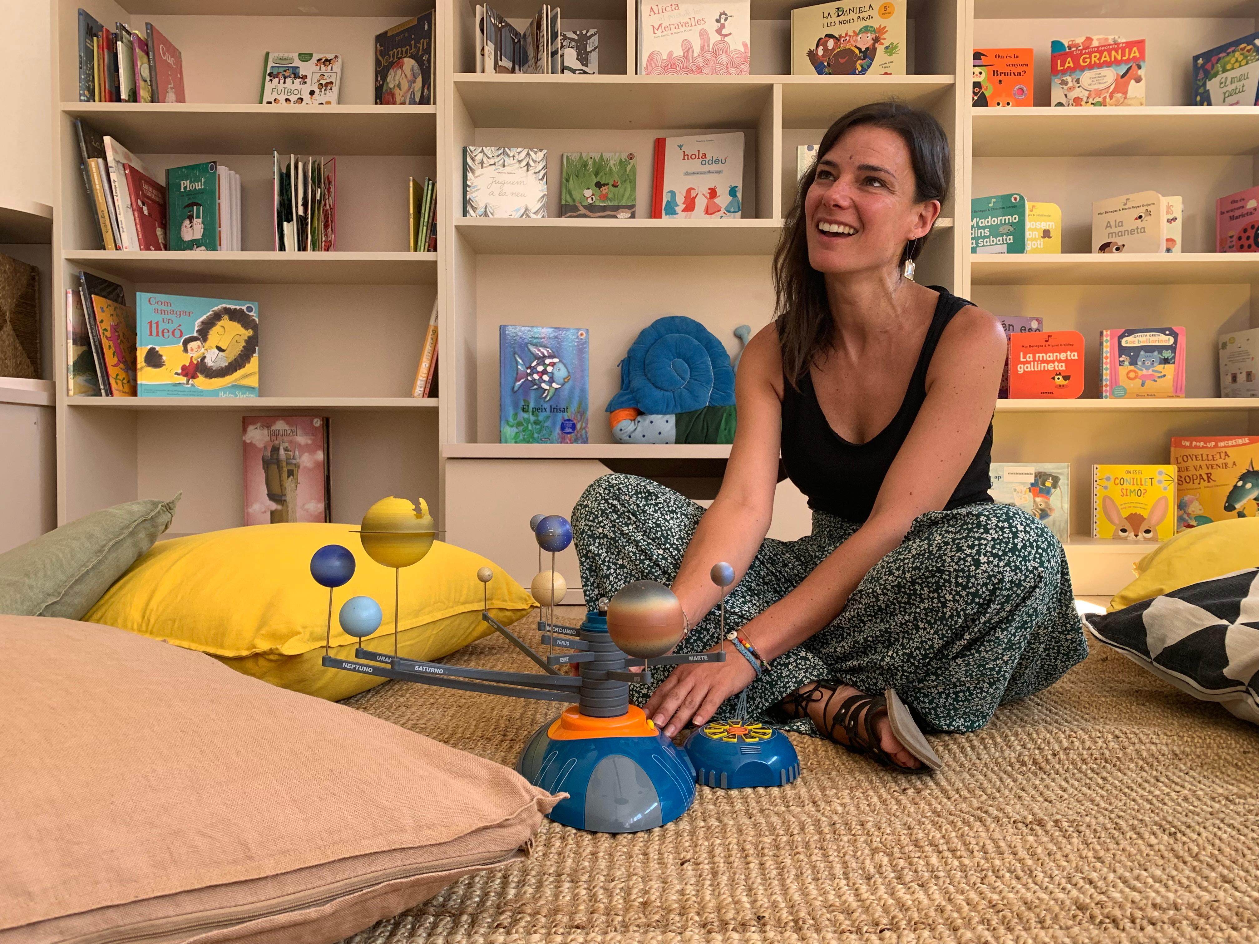 Míriam Peiró, directora de l’Escola Sant Martí, a la biblioteca del centre. FOTO: Judit Josa