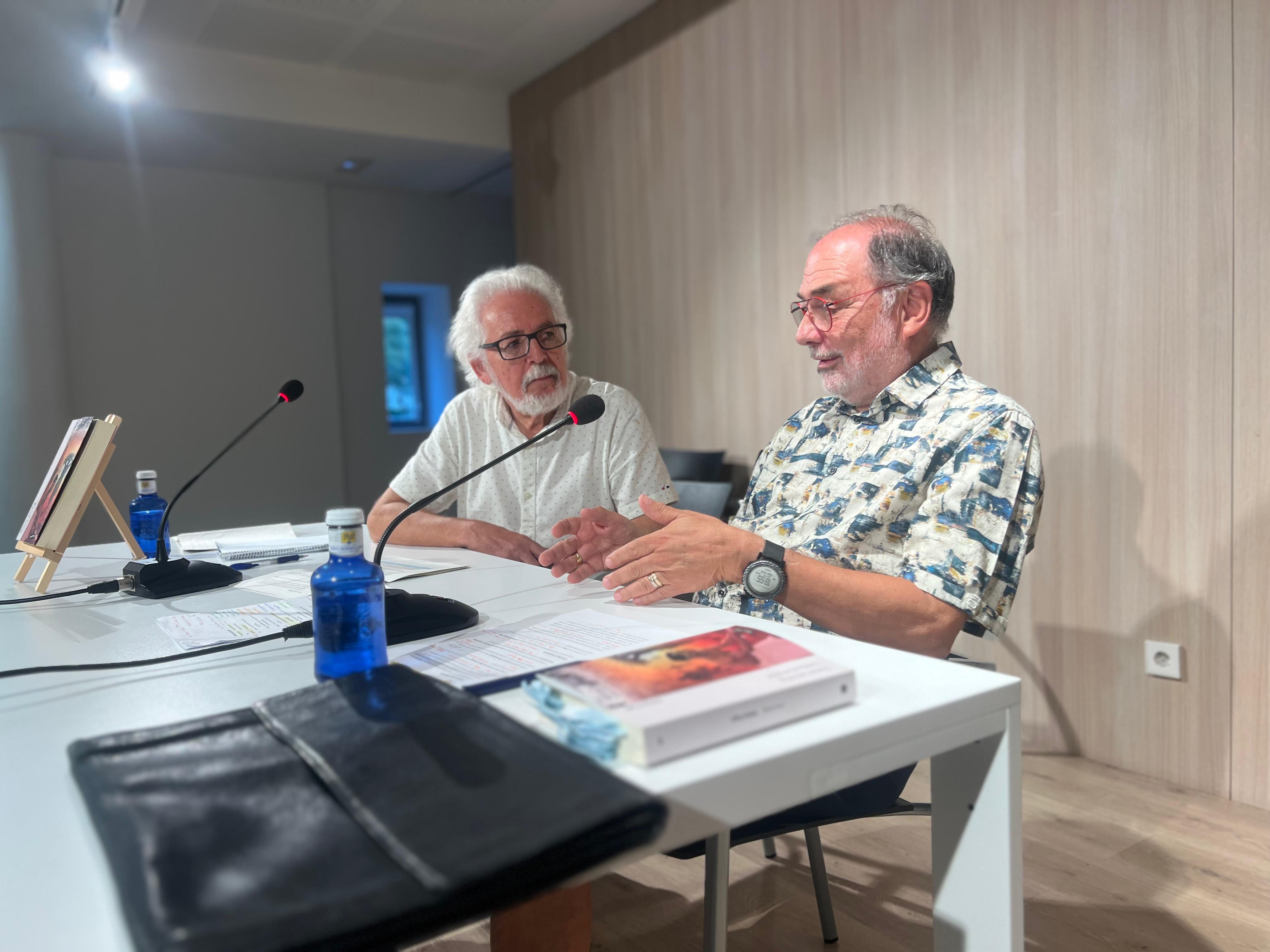 Joan Francesc Sánchez, de Vespres Literaris i l'escriptor novell Sebas Puga Sitja. FOTO: Judit Josa