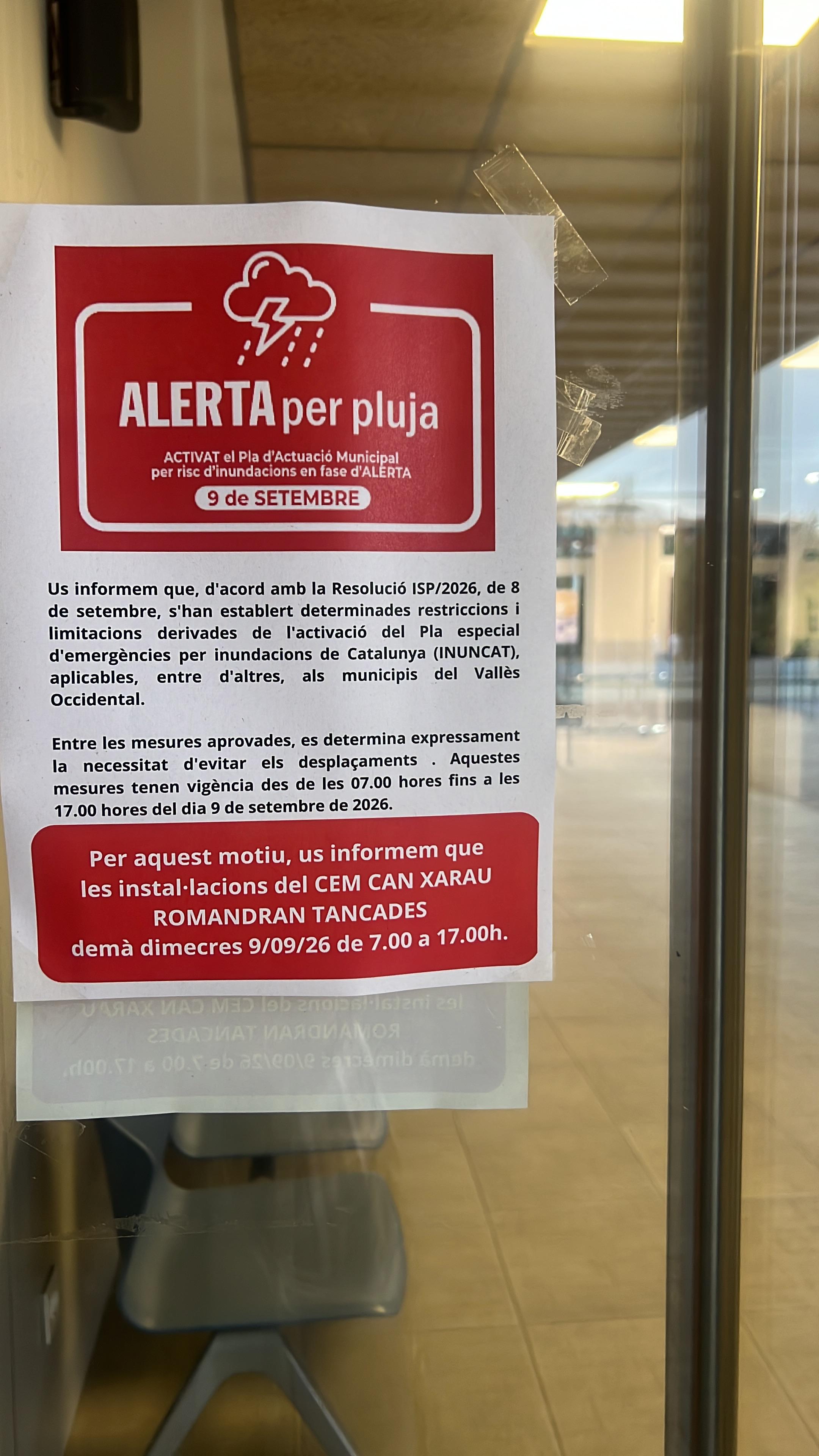 Un cartell informa del tancament del complex de Can Xarau per l'episodi meteorològic. FOTO: Judit Josa