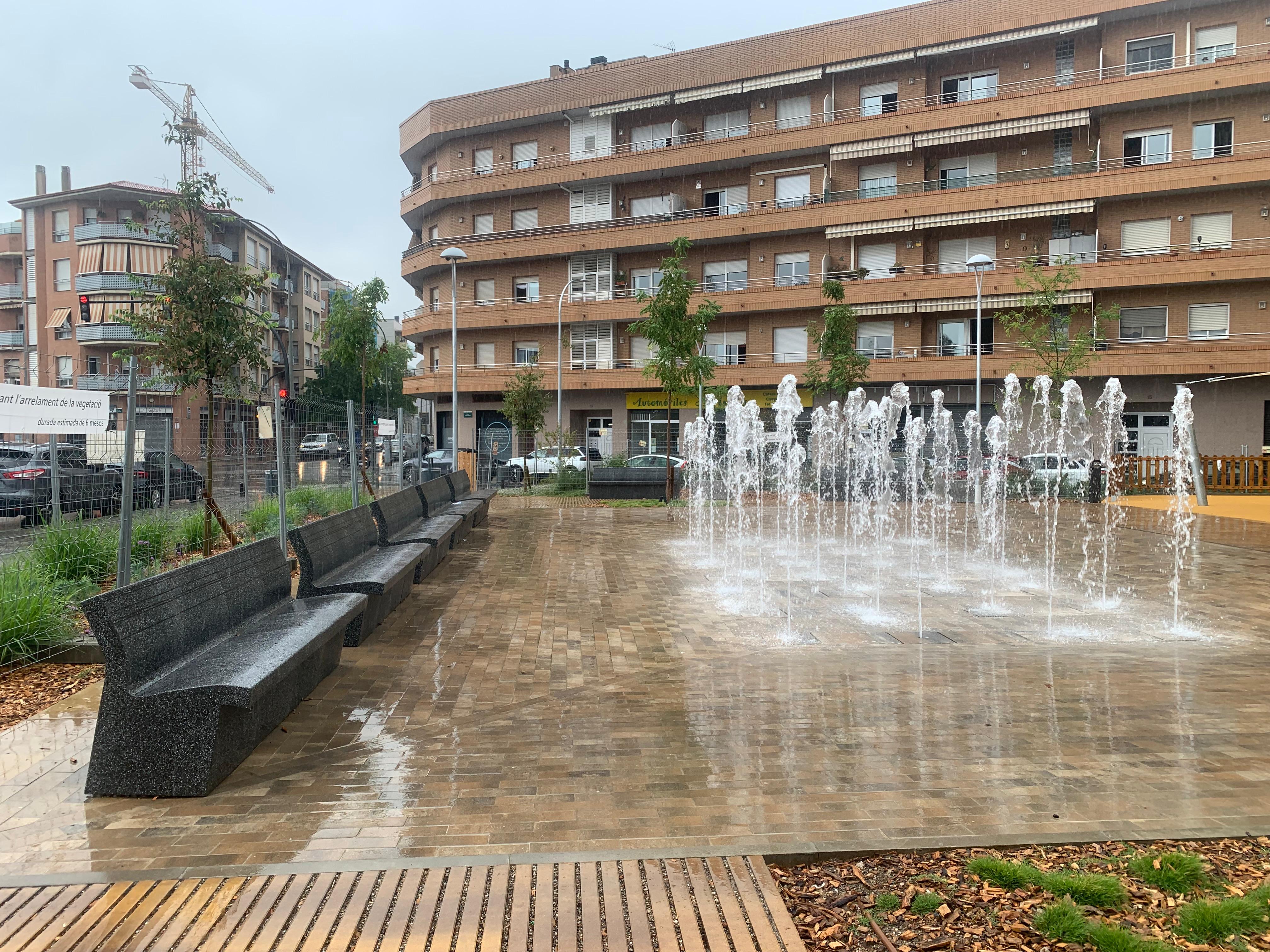La pluja va deixar els carrers molls, però sense les acumulacions que feien témer les previsions. FOTO: Judit Josa
