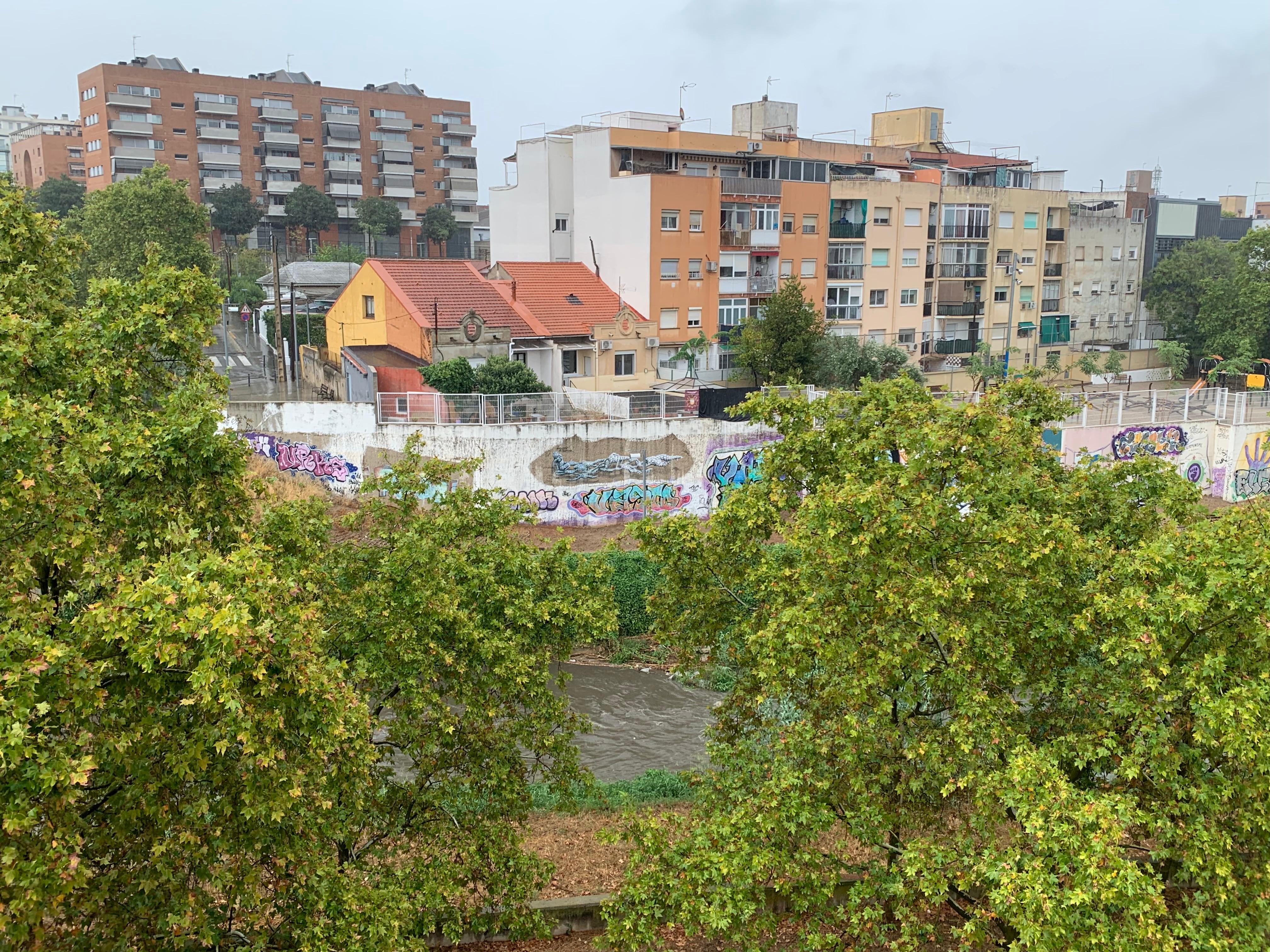 El riu Sec i el pati buit de l'escola de la Sínia durant la suspensió de les classes. FOTO: Judit Josa