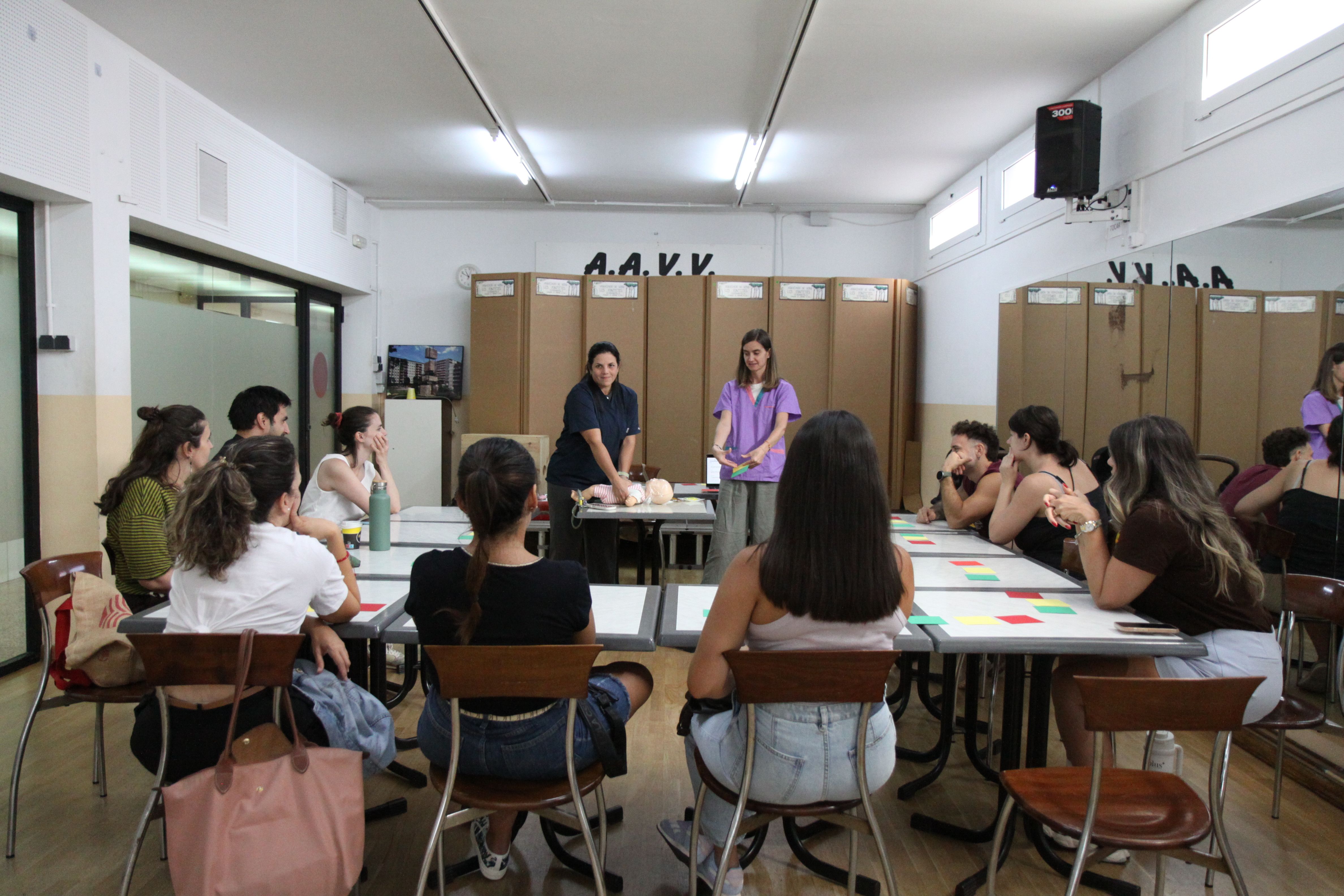Una desena de veïns han participat en el curs de primers auxilis. Foto: Laia Jubany