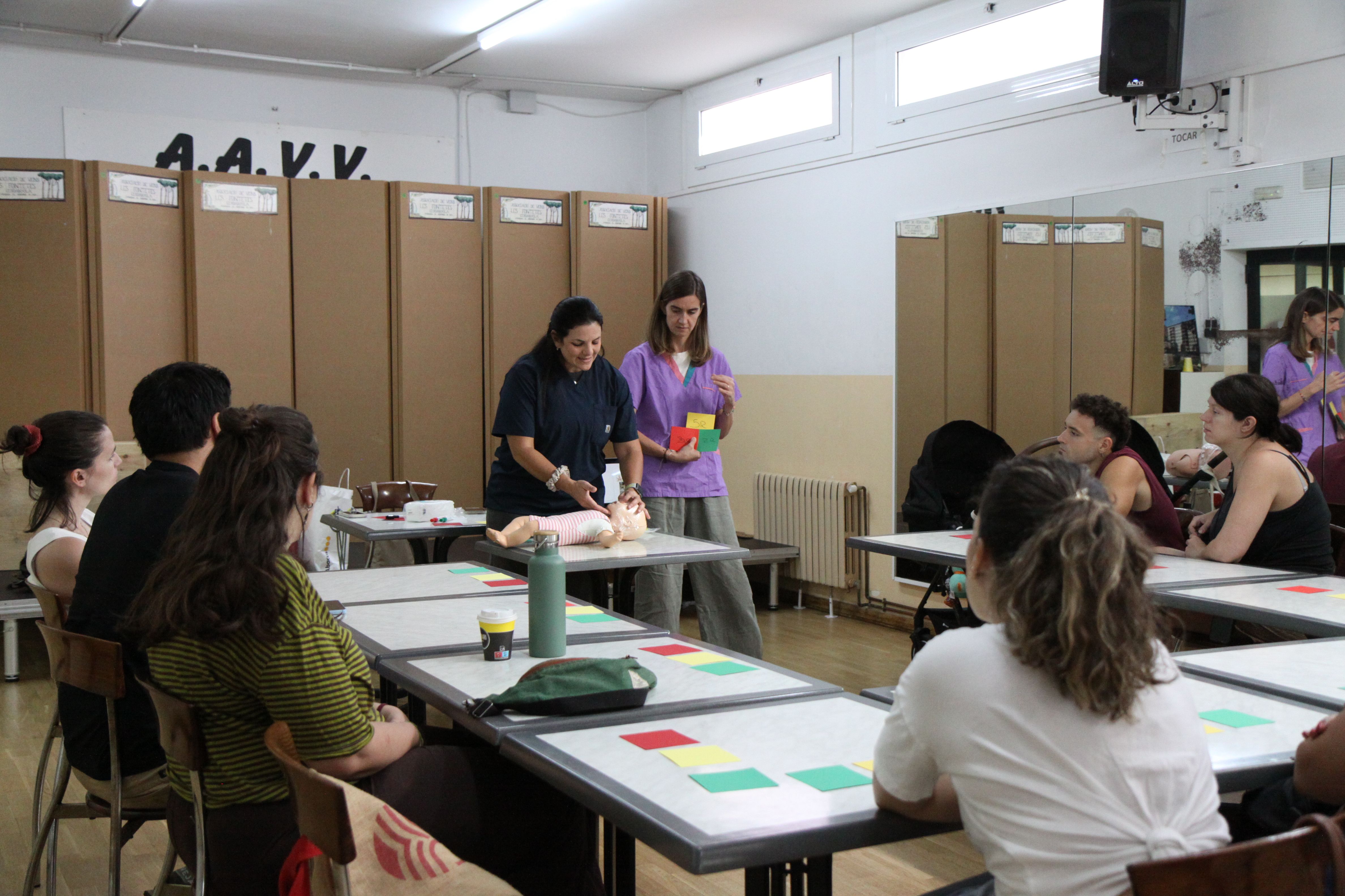 Una desena de veïns han participat en el curs de primers auxilis. Foto: Laia Jubany