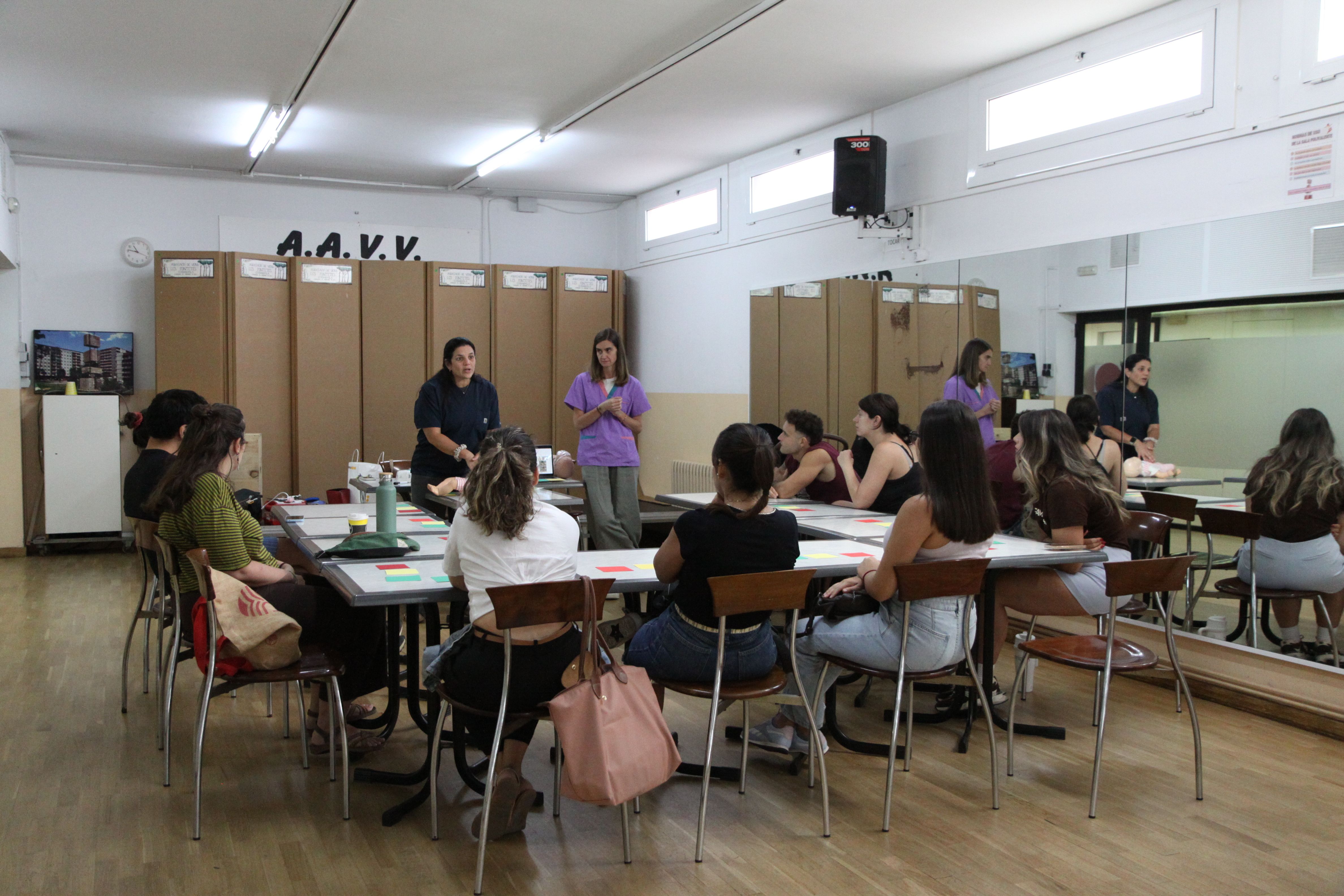 Una desena de veïns han participat en el curs de primers auxilis. Foto: Laia Jubany