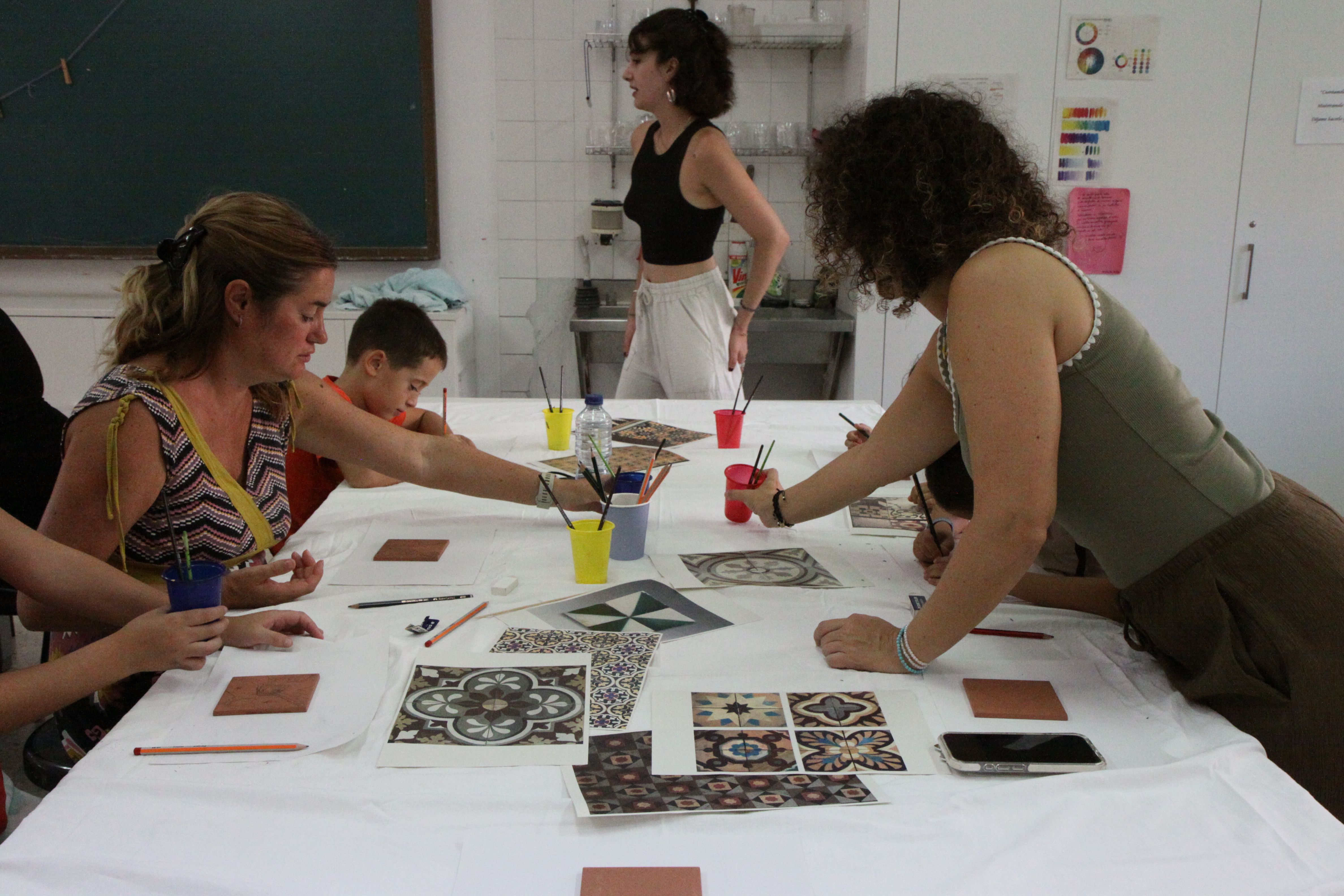 Els participants han anat creant en base als tres colors primaris. Foto: Laia Jubany