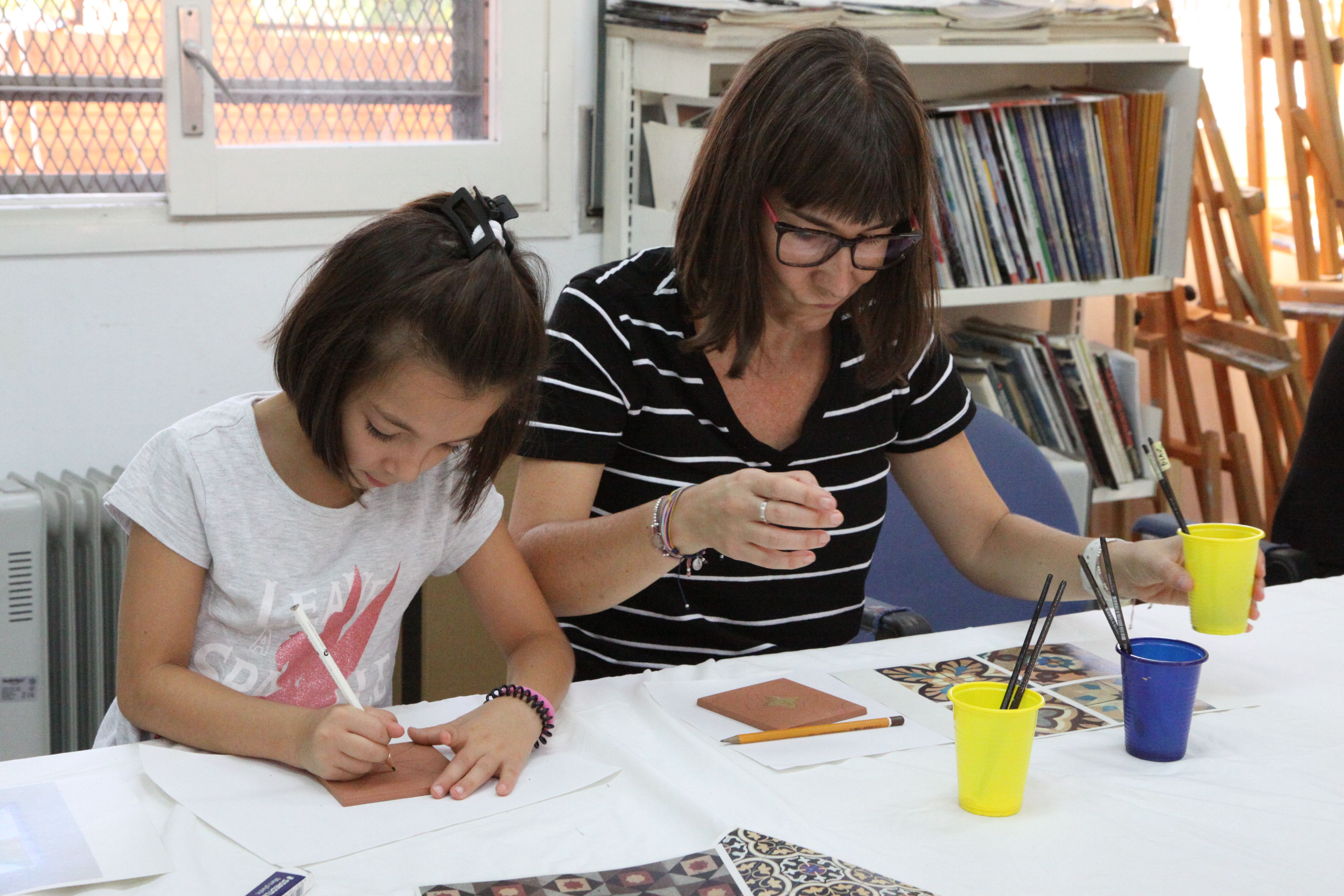 Abans de començar a pintar s'ha de dibuixar el disseny. Foto: Laia Jubany