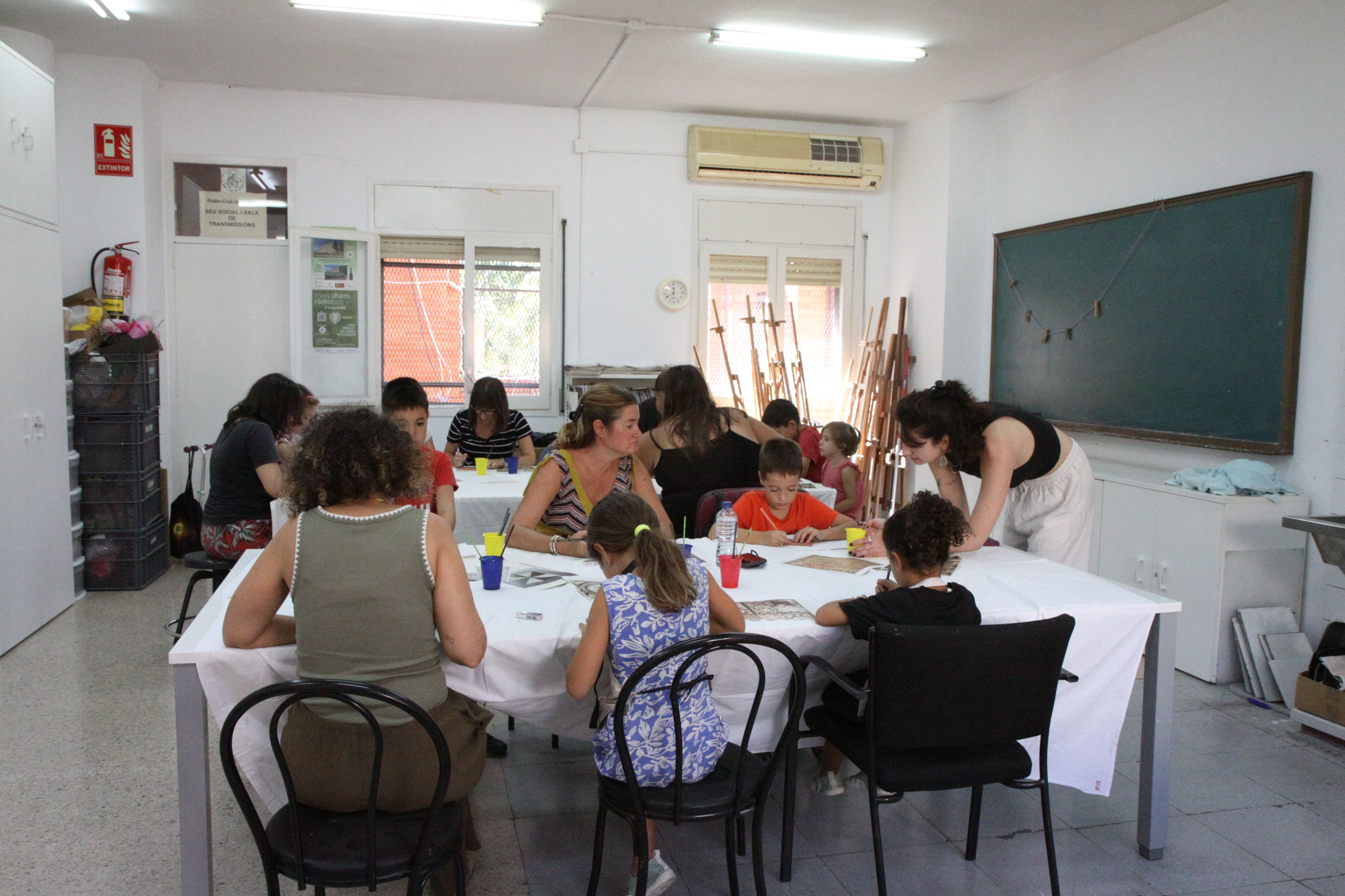 Una dotzena de famílies han participat del taller. Foto: Laia Jubany