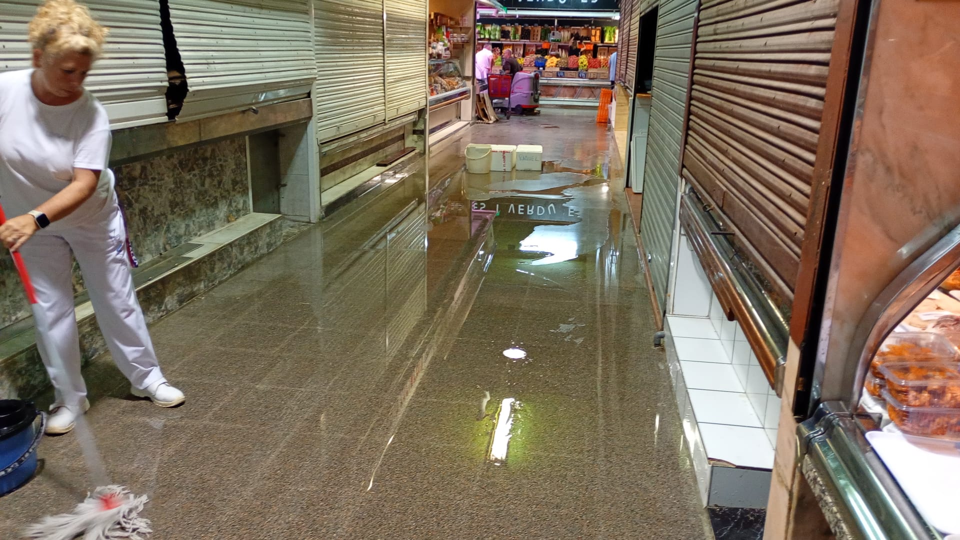 Una paradista retira l’aigua acumulada al Mercat de Serraparera. FOTO: CEDIDA
