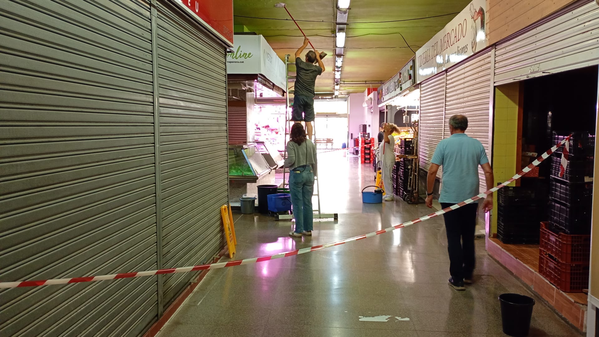 Treballs per les goteres al Mercat de Serraparera després de la pluja. FOTO: CEDIDA