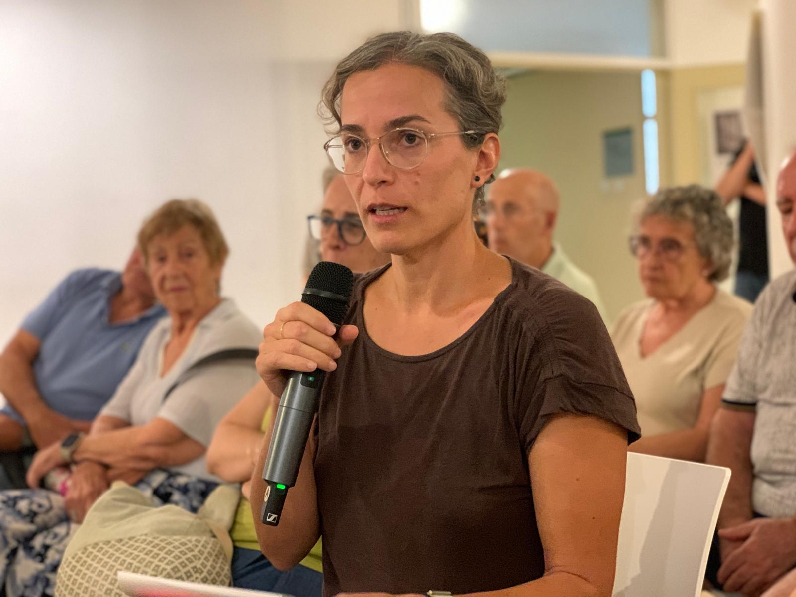 Estel Fèlez, de la PAC, durant la seva intervenció des del públic a la taula rodona 'Vida sense amiant'. FOTO: Judit Josa