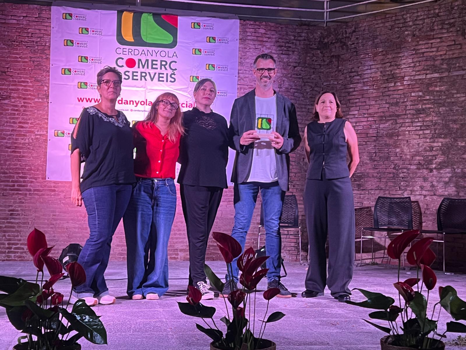 D’esquerra a dreta, Susana Sánchez, vicepresidenta de CCS; Núria Nájera, secretària; Nieves Collado, tresorera; Xavi Olivé, president, i Marta González, gerent i dinamitzadora, durant l’homenatge sorpresa a Olivé. FOTO: Judit Josa