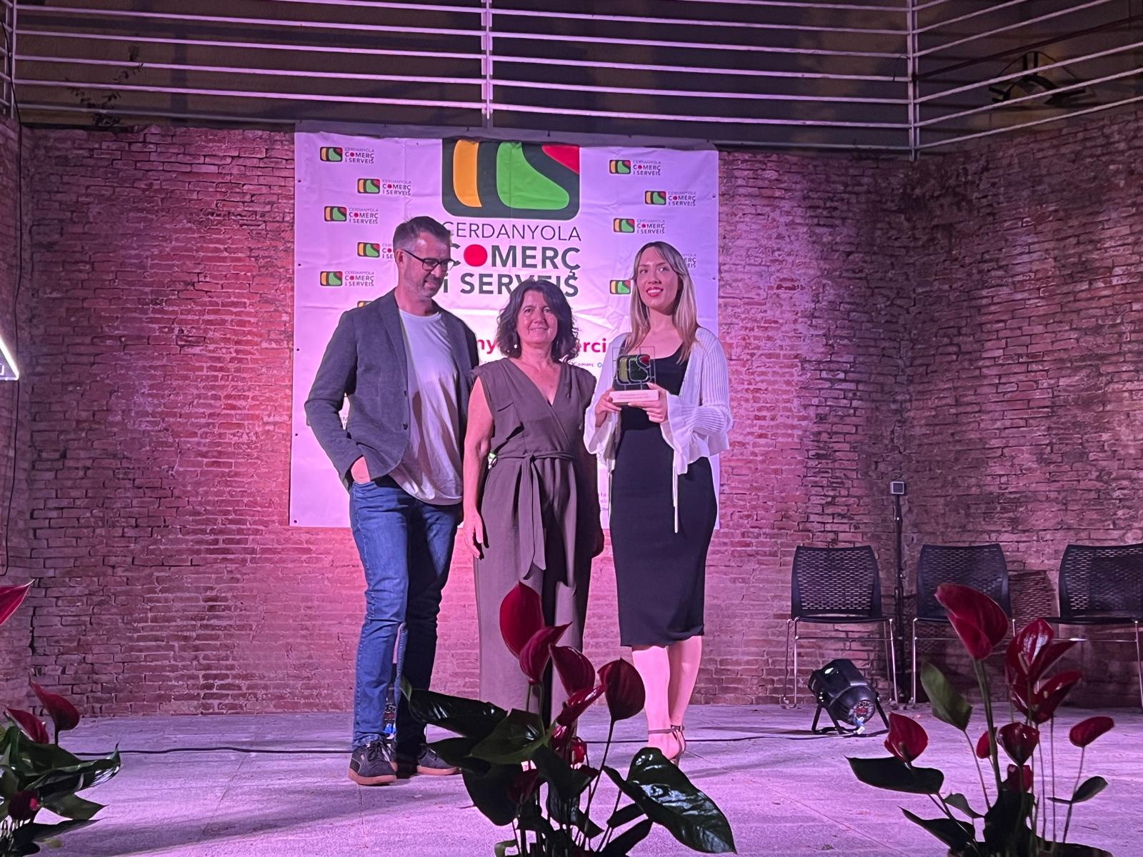 Xavi Olivé, president de Cerdanyola Comerç i Serveis; Eulàlia Mimó, regidora de Planificació Urbanística, Activitats i Llicències i Obres Públiques, i Amanda, d’All For Skin, amb el reconeixement de Comerç més Innovador. FOTO: TOT Cerdanyola