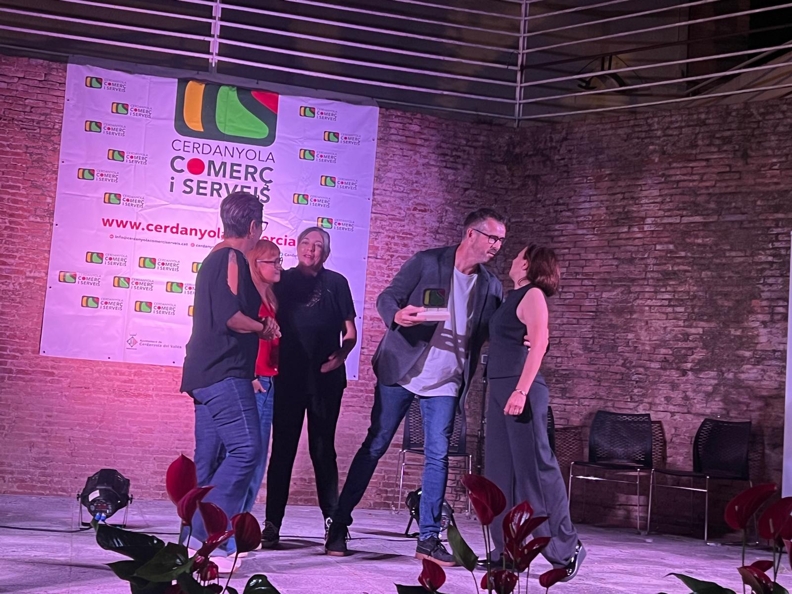 Moment de l’homenatge sorpresa a Xavi Olivé pels dotze anys al capdavant de CCS. El guardó, un vitrall amb el logotip de Cerdanyola Comerç i Serveis, ha estat elaborat per Marta González, gerent i dinamitzadora de l’entitat. FOTO: Judit Josa