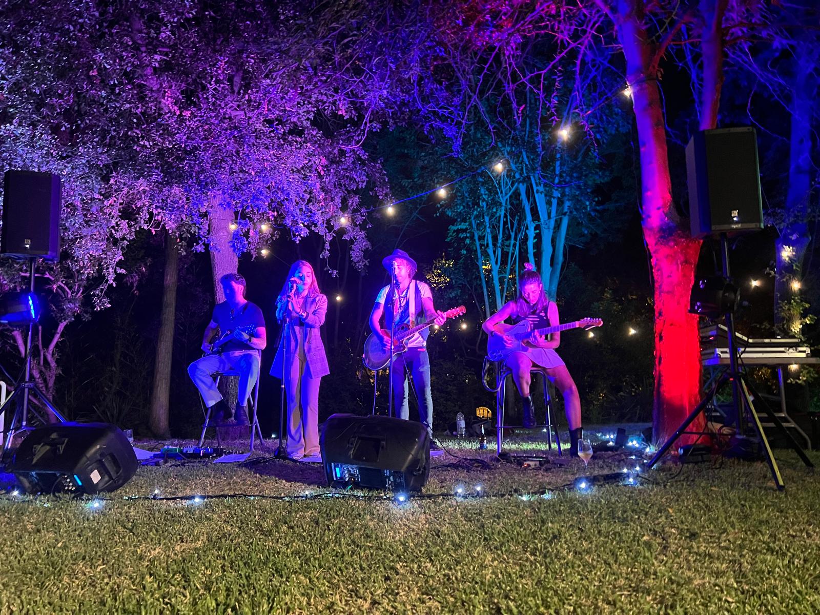 L’actuació d’un grup de versions de rock ha amenitzat l’espai de trobada i l’aperitiu que ha tancat la Nit del Soci a Can Serraperera. FOTO: Judit Josa