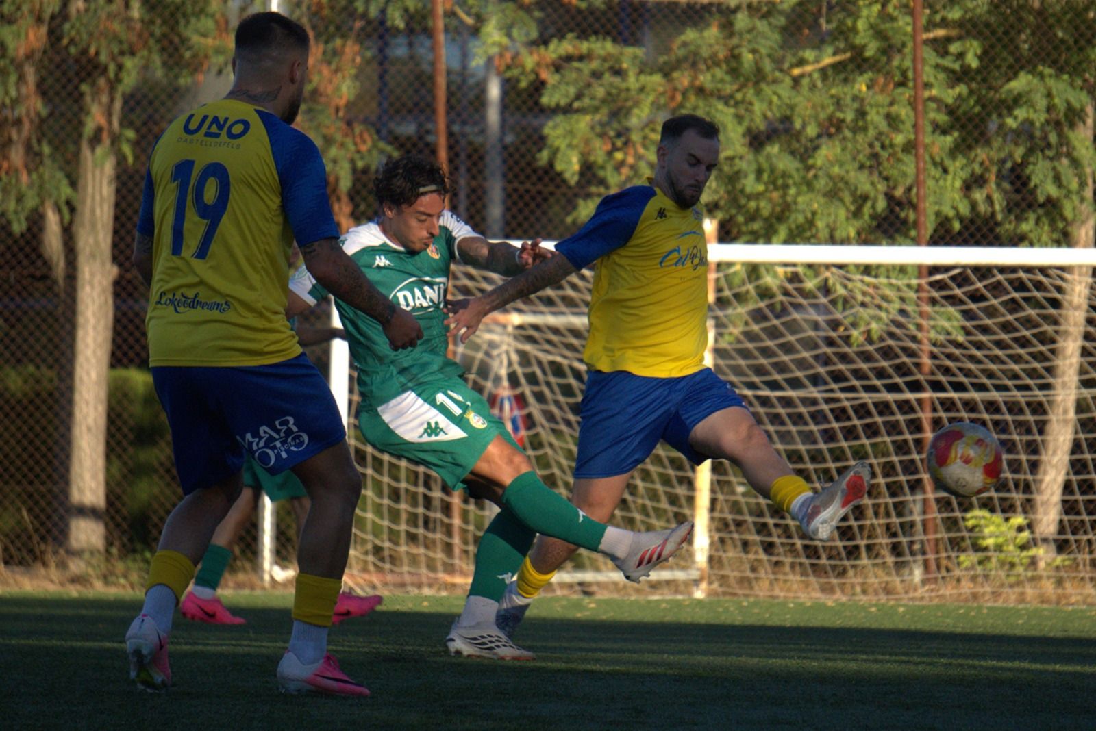 Jugada durant l'amistos del Cerdanyola FC contra el Castelldefels. Foto: Arxiu del Cerdanyola FC / Daniel Aragon