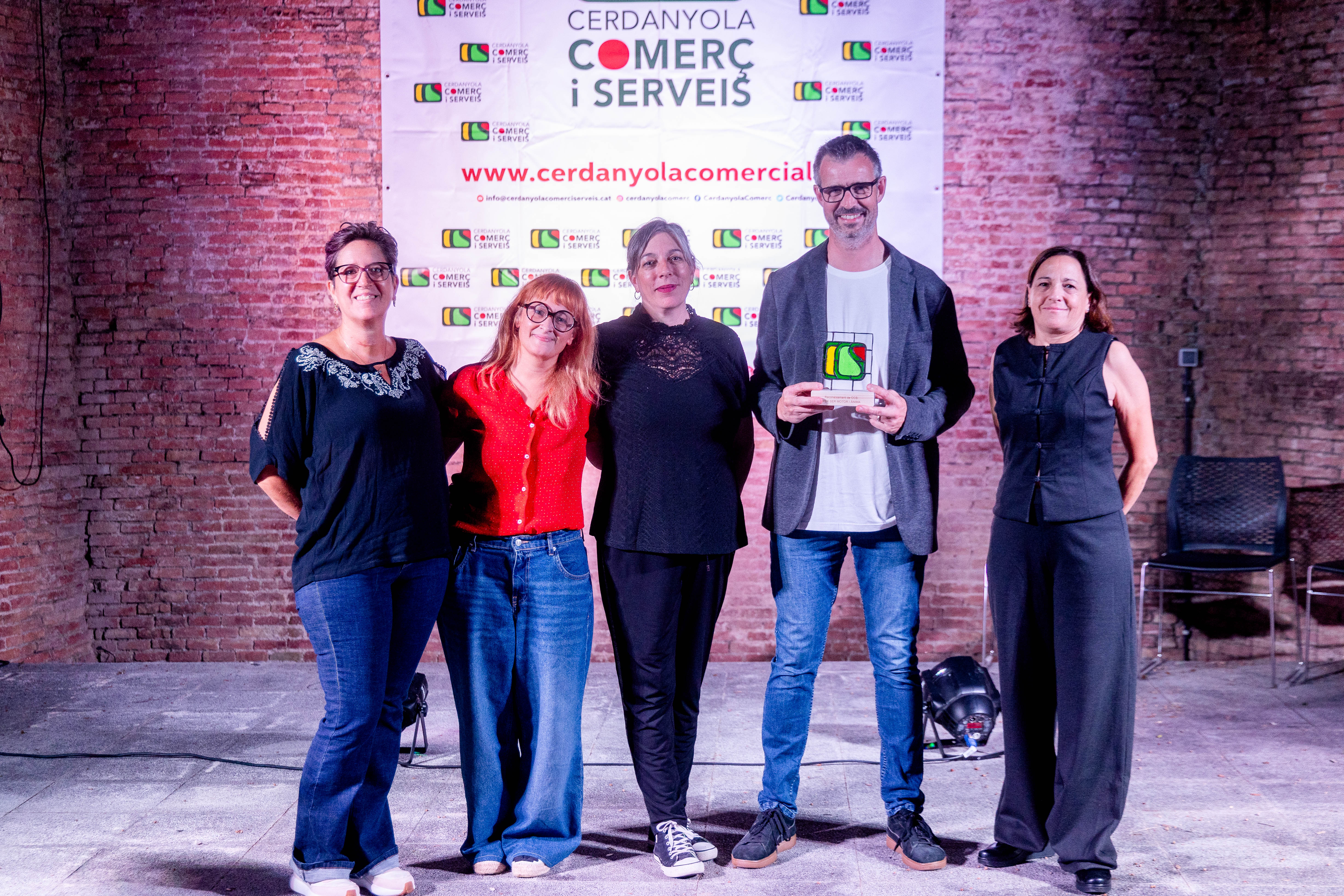 D’esquerra a dreta, Susana Sánchez, vicepresidenta de CCS; Núria Nájera, secretària; Nieves Collado, tresorera; Xavi Olivé, president, i Marta González, gerent i dinamitzadora, durant l’homenatge sorpresa a Olivé. FOTO: Núria Puentes