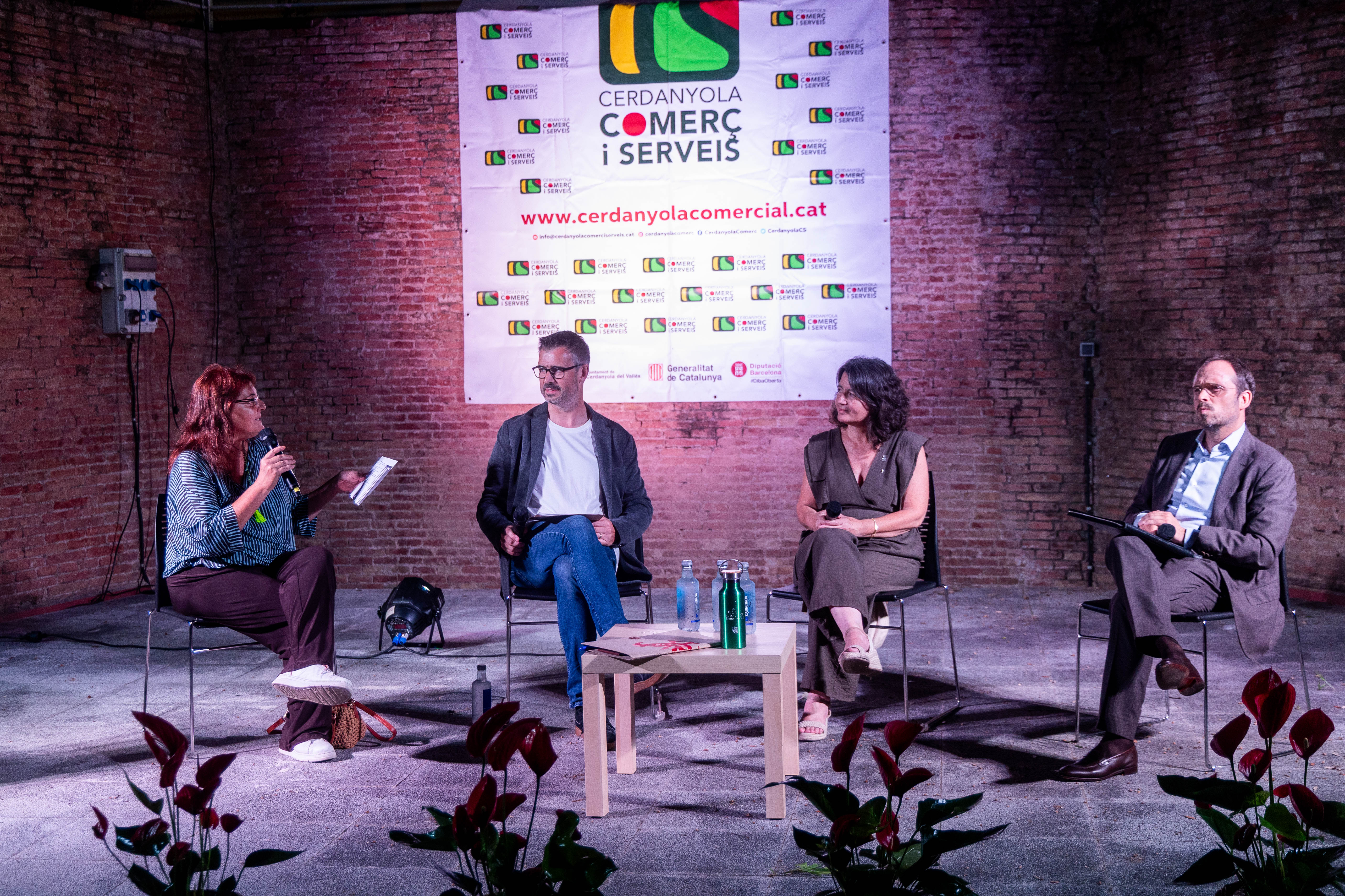 Taula rodona. Xavi Olivé, Eulàlia Mimó i Miquel Morell durant el debat sobre comerç i urbanisme, moderat per la periodista del TOT Cerdanyola, Judit Josa. FOTO: Núria Puentes.