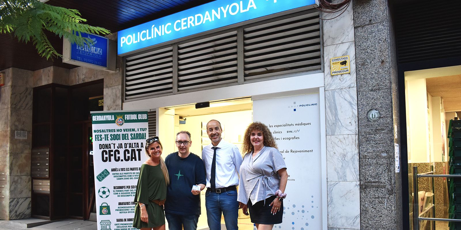 Representants del Cerdanyola Futbol Club i de Policlinic Cerdanyola FOTO: Cedida
